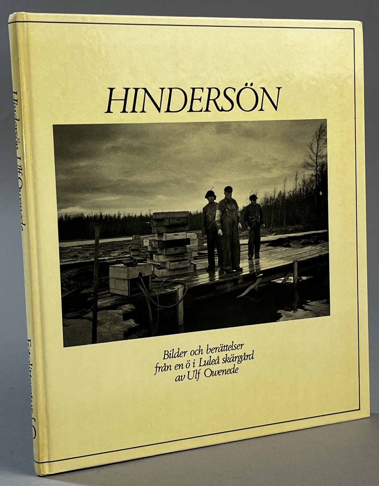 Hindersön. Bilder och berättelser från en ö i Luleå skärgård av Ulf Owenede [= omslagstitel]. [Utg. av] Fyra Förläggare.