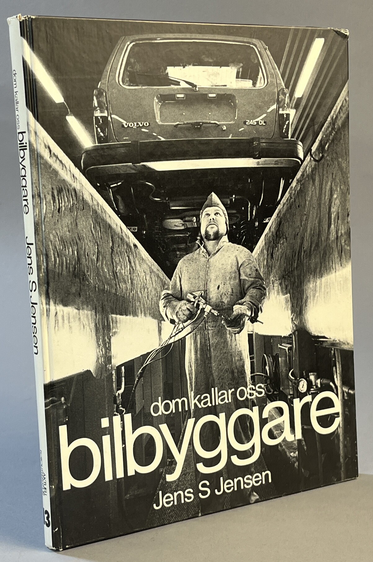 Dom kallar oss bilbyggare. En berättelse om arbete och arbetare vid Volvo Torslandaverken i Göteborg. [Utg. av] Fyra Förläggare.