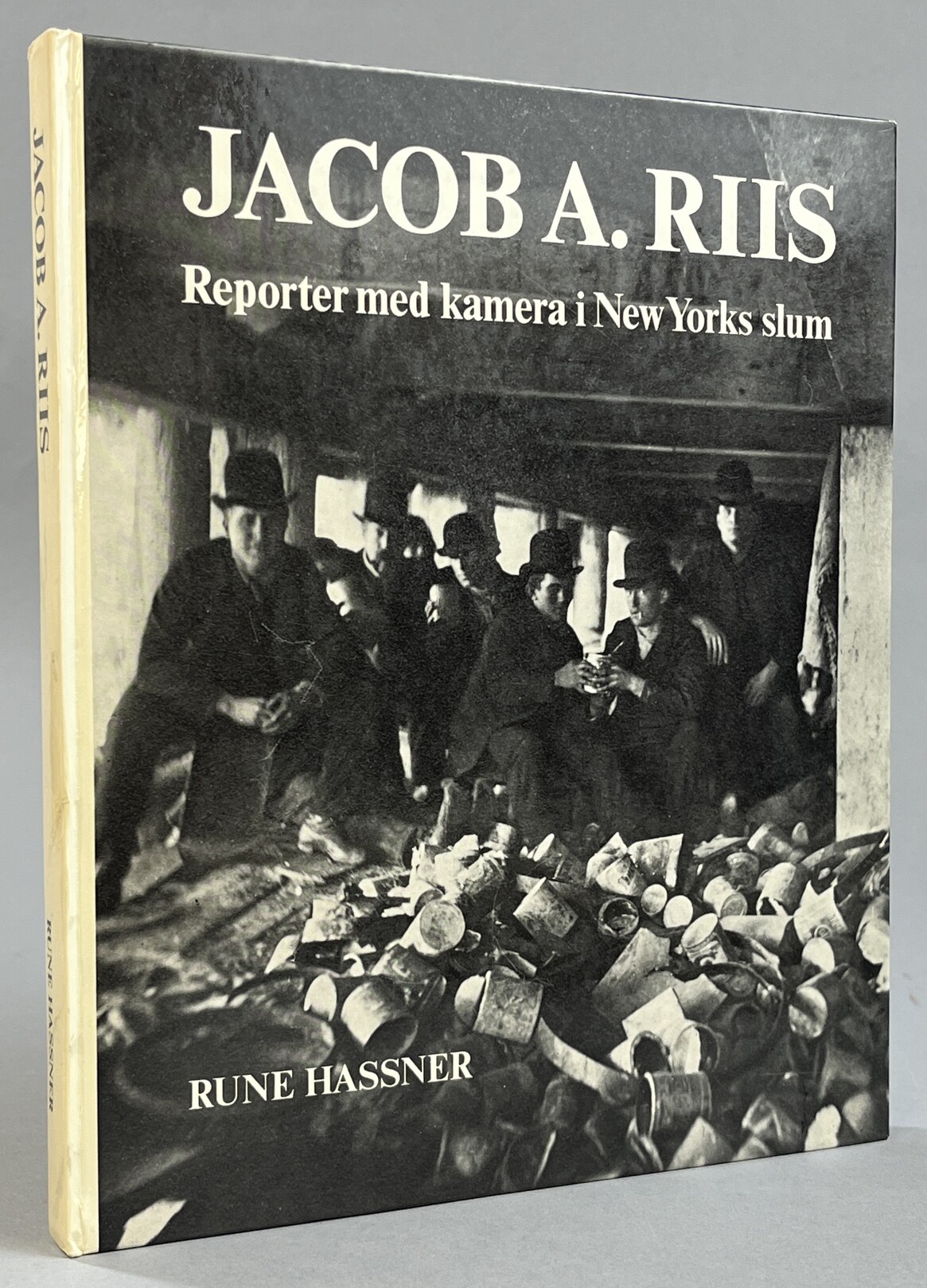 Jacob A. Riis. Reporter med kamera i New Yorks slum. [Utg. av] P.A. Norstedt & Söners förlag.