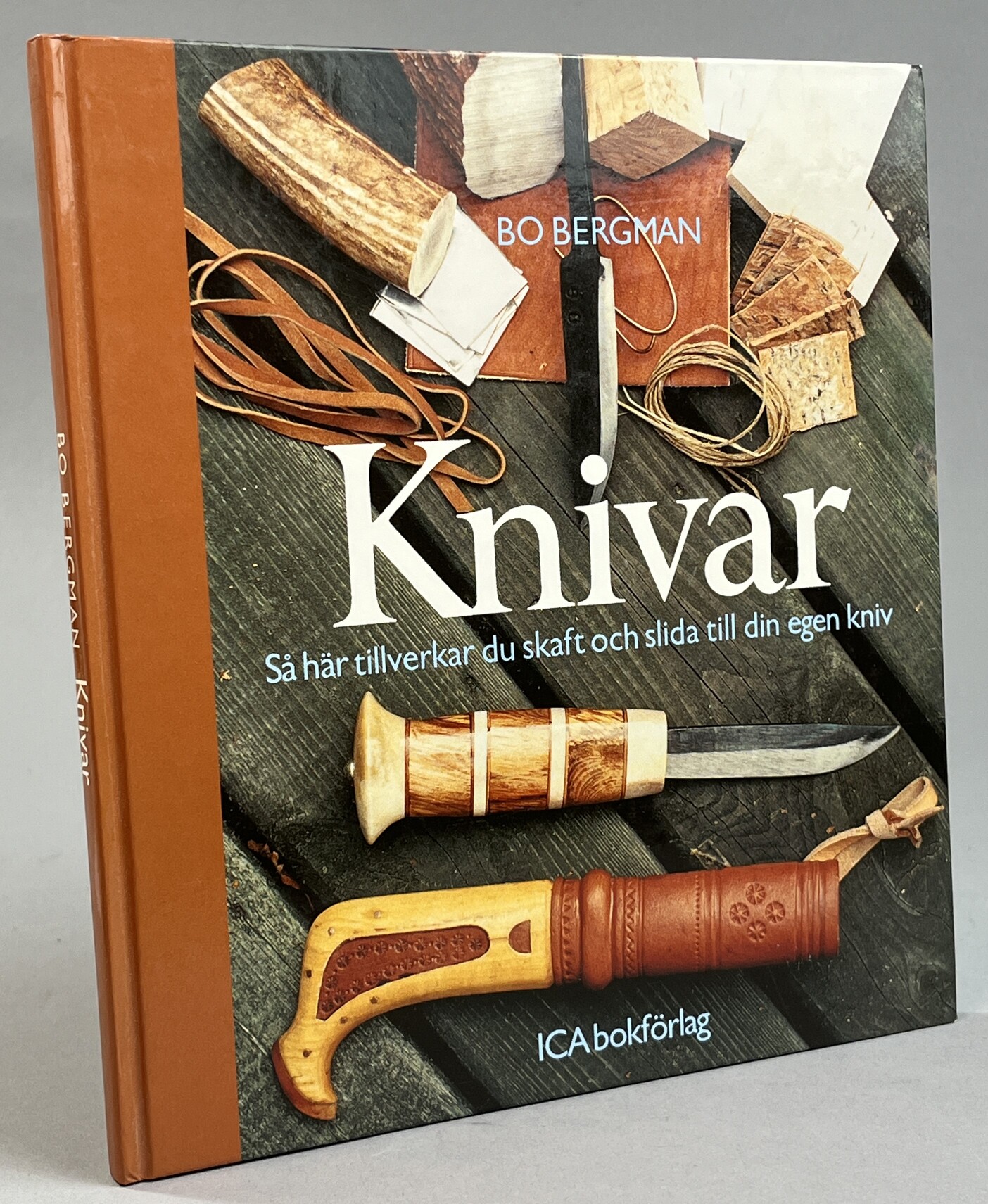 Knivar. Så här tillverkar du skaft och slida till din egen kniv. [Utg. av] ICA bokförlag.