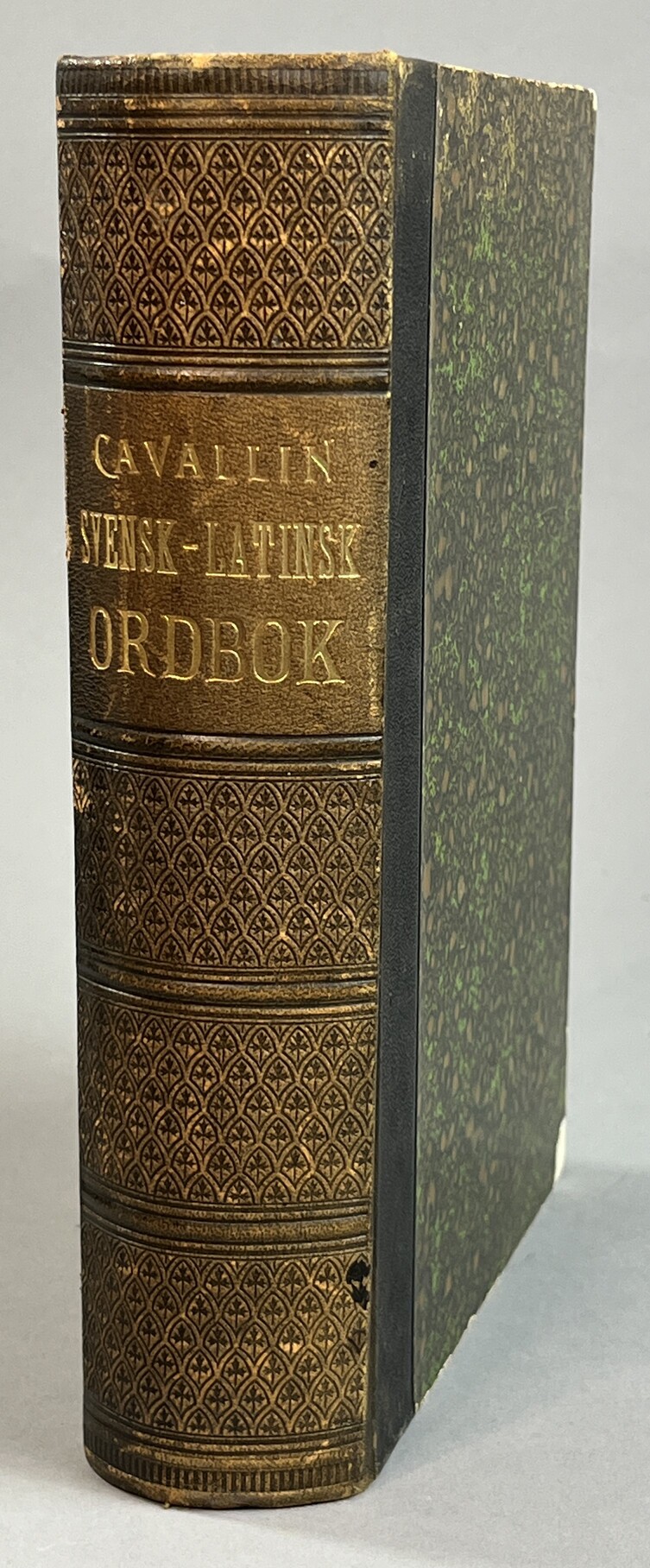 Svensk-Latinsk Ordbok. Förra delen. A-J. [... Senare delen. K-Ö]. [Utg. av] Beijers Bokförlagsaktiebolag.