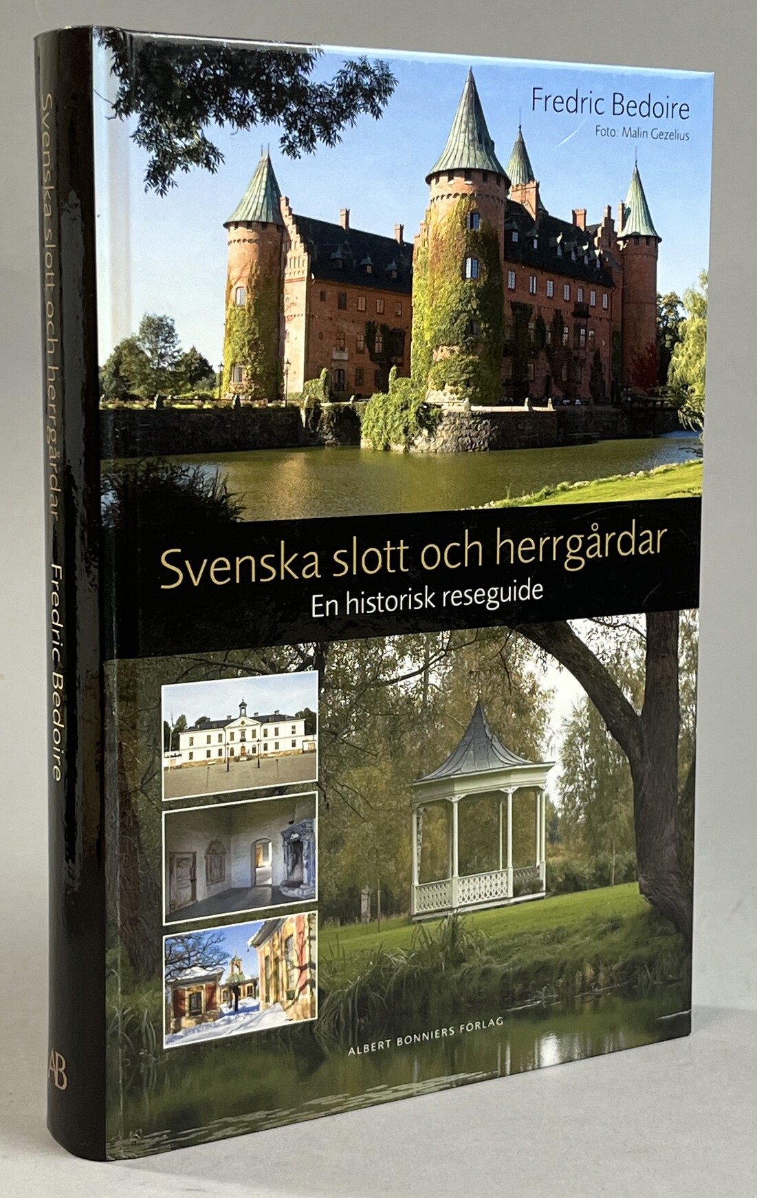 Svenska slott och herrgårdar. En historisk reseguide. [Utg. av] Albert Bonniers förlag.