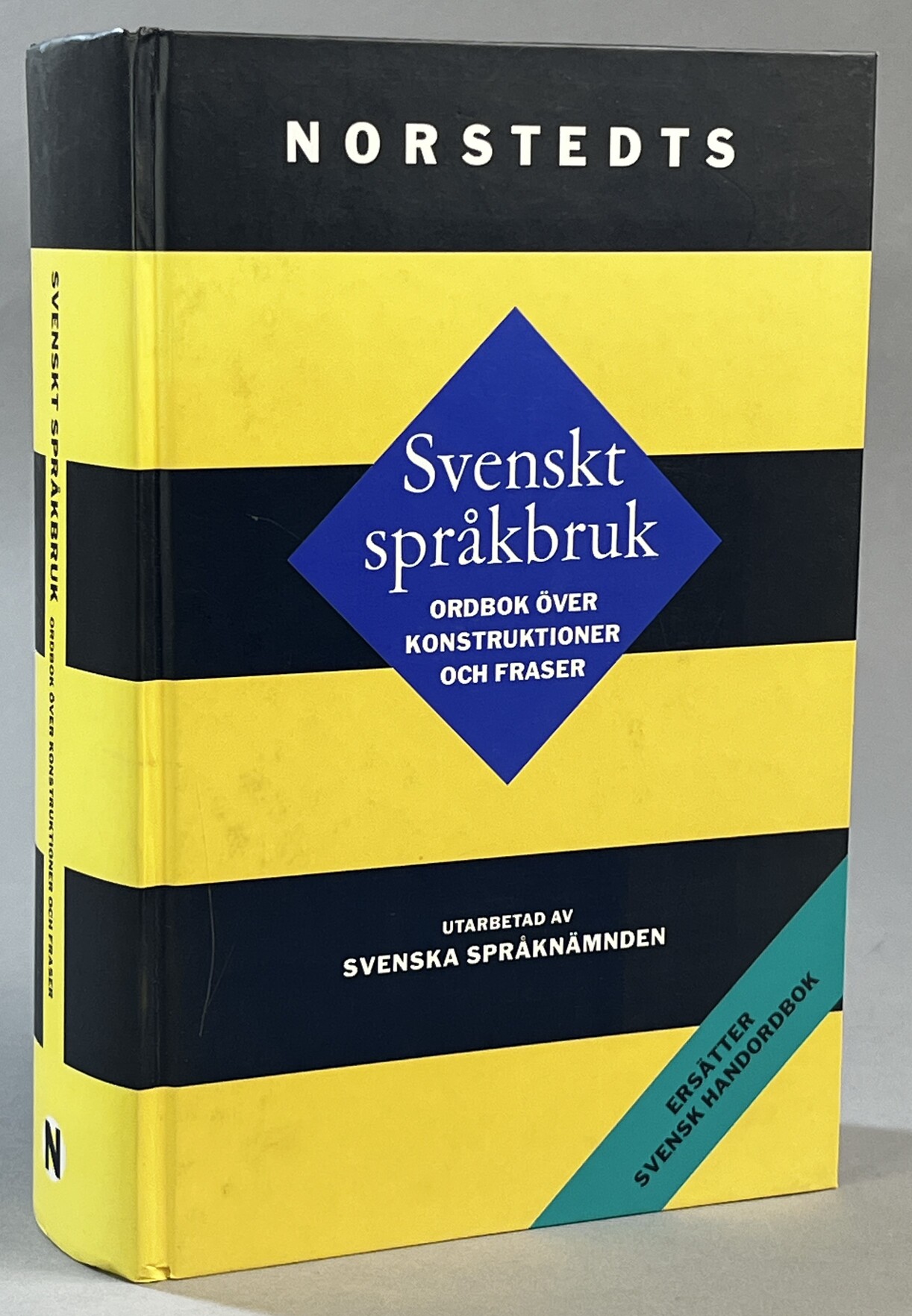Svenskt språkbruk. Ordbok över konstruktioner och fraser. Utarbetad av Svenska språknämnden. [Utg. av] Norstedts Ordbok.