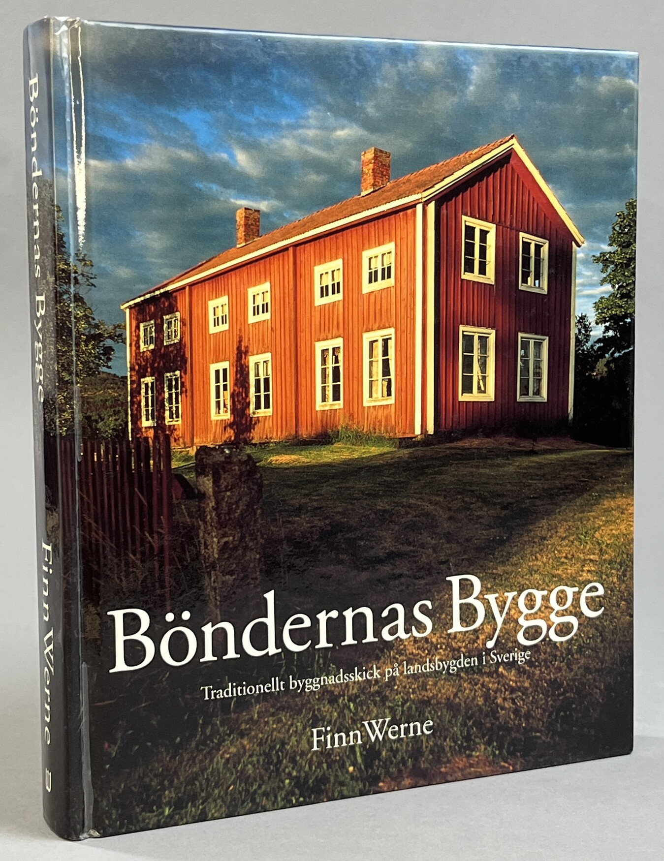 Böndernas bygge. Traditionellt byggnadsskick på landsbygden i Sverige. [Utg. av] Wiken.