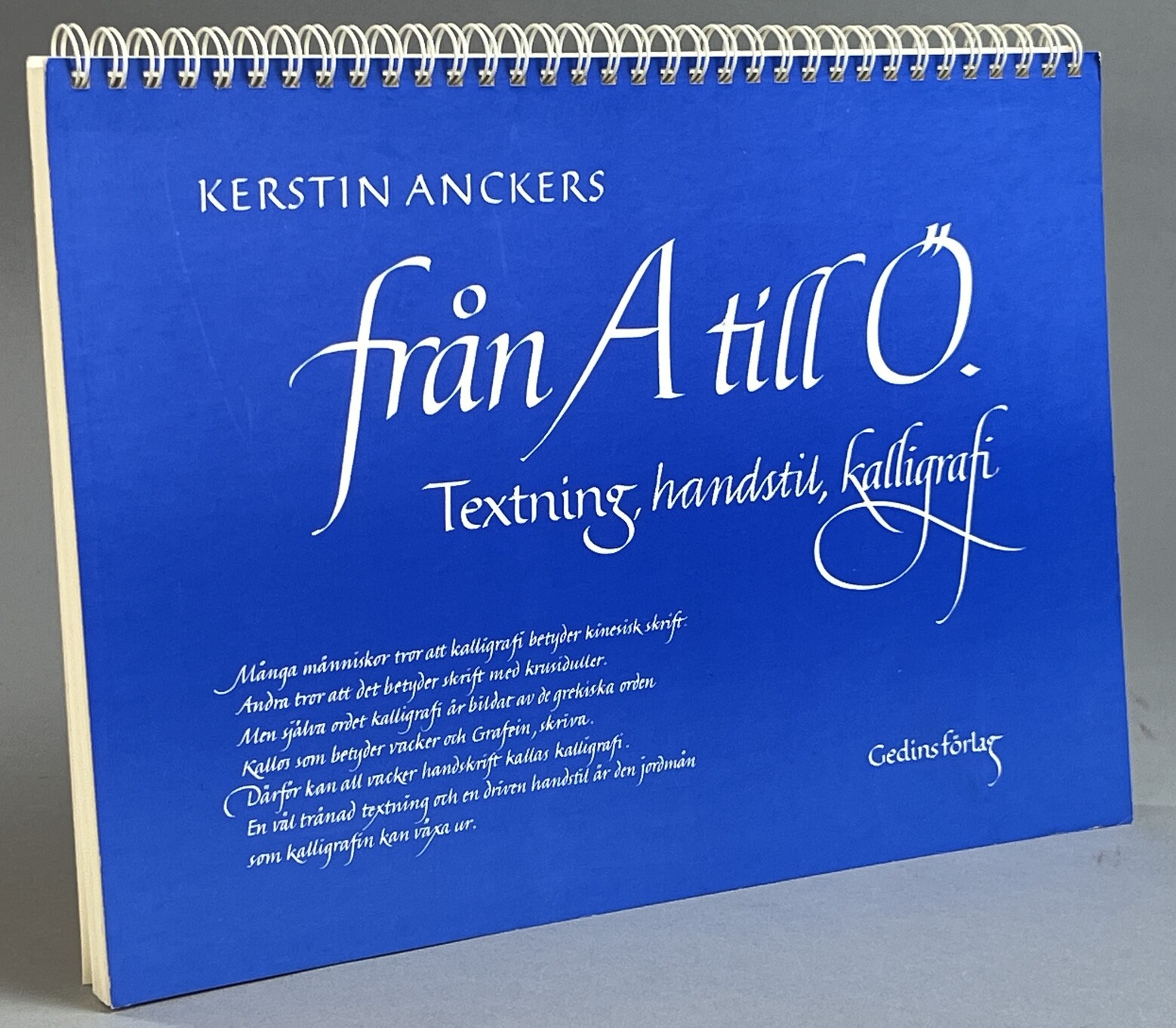 Från A till Ö. Textning, handstil, kalligrafi. [Utg. av] Gedins förlag.