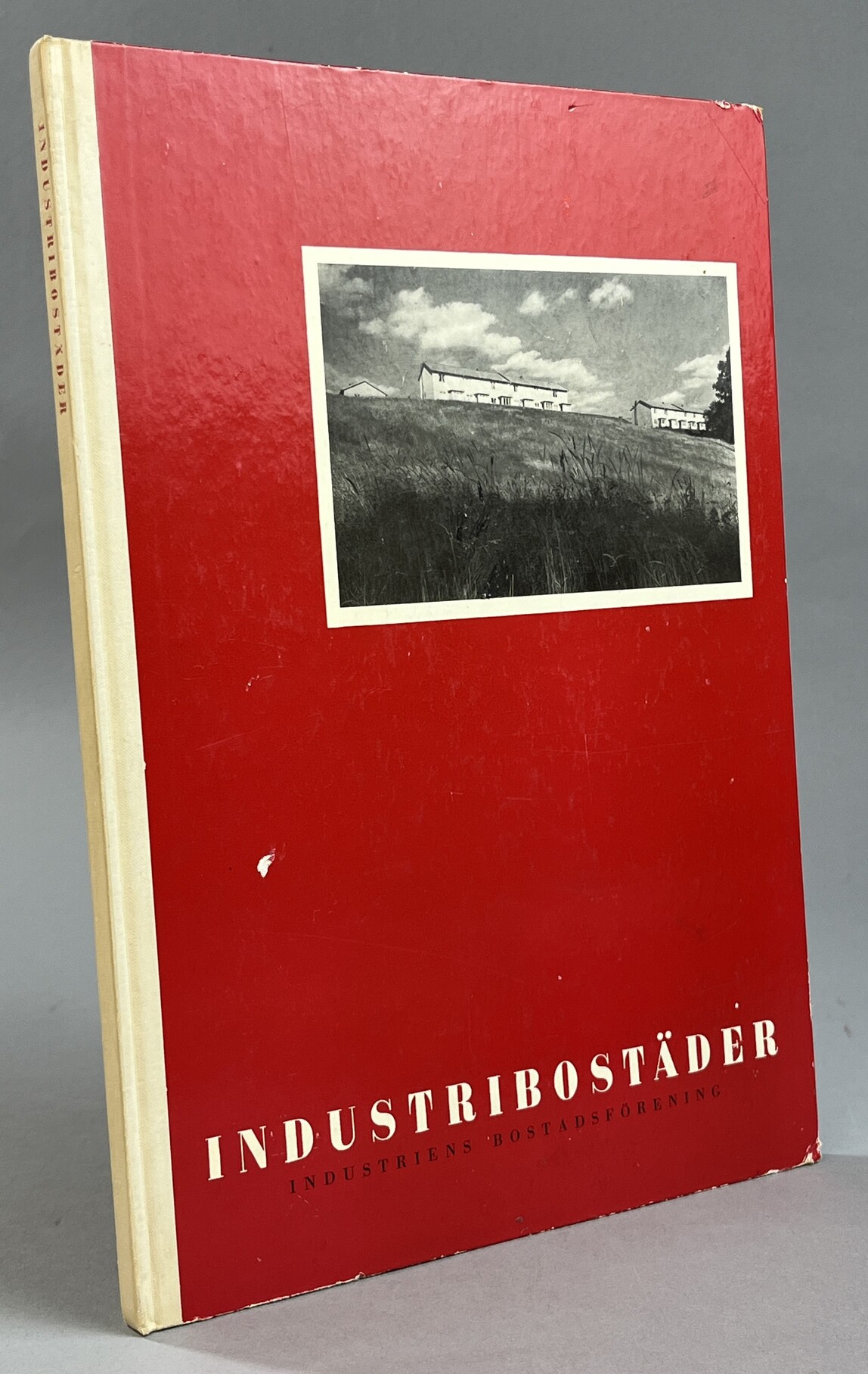 Industribostäder. Ett urval i ritningar och bilder av 1940-talets bostadsbyggande vid Industriens Bostadsförenings medlemsföretag. [Utg. av Industrien Bostadsförening].