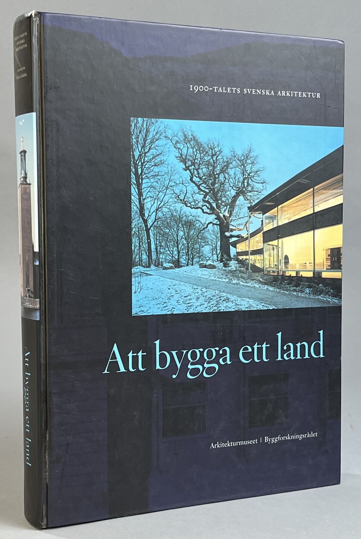 Att bygga ett land. 1900-talets svenska arkitektur. [Utg. av] Byggforskningsrådet.