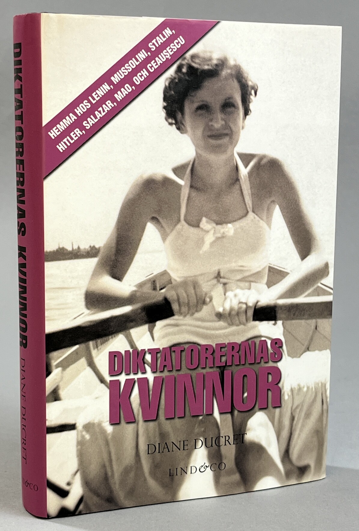 Diktatorernas kvinnor [hemma hos Lenin, Mussolini, Stalin, Hitler, Salazar, Mao, och Ceausescu]. Översättning Agneta Sellin. [Utg. av] Lind & Co.