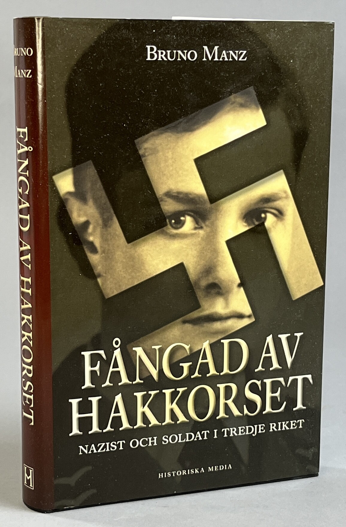 Fångad av hakkorset. Nazist och soldat i Tredje riket. Översättning Ulf Gyllenhak. [Utg. av] Historiska Media.