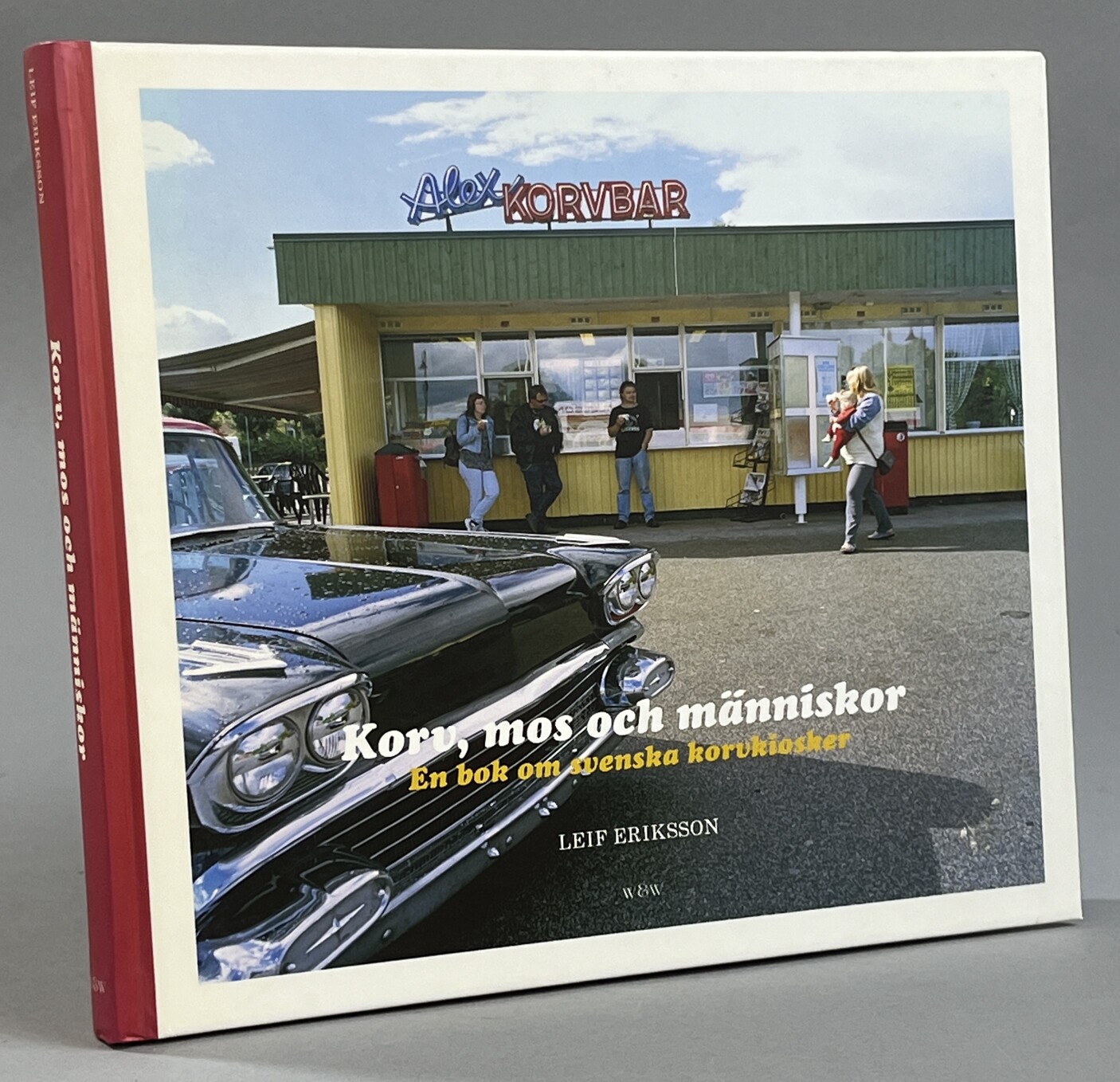 Korv, mos och människor. En bok om svenska korvkiosker. [Foto: Jenny Nordquist]. [Utg. av] Wahlström & Widstrand.
