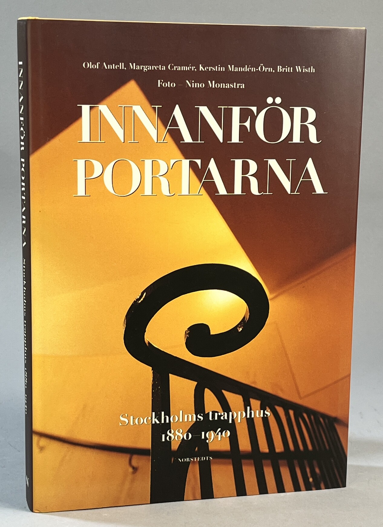 Innanför portarna. Stockholms trapphus 1880-1940. [Utg. av] Norstedts.