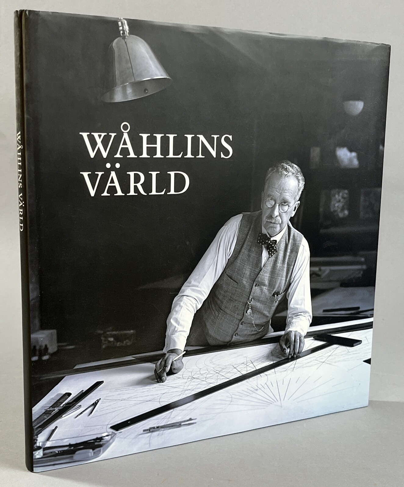 Wåhlins värld. Ett porträtt i ord och bild av domkyrkoarkitekt Theodor Wåhlin. Med 80 fotografier av Theodor Wåhlin. [Utg. av] Lunds universitets historiska museum.