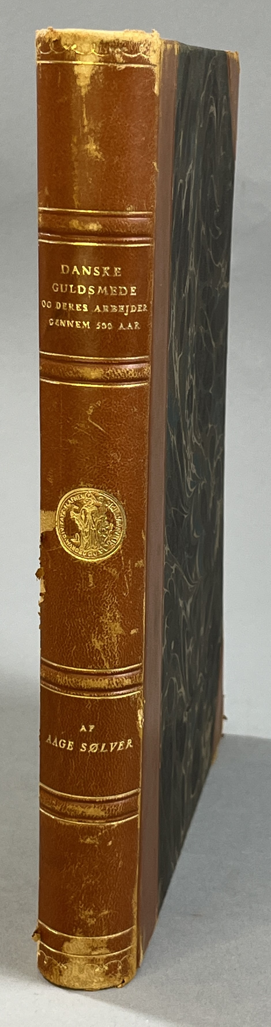 Danske guldsmede og deres arbejder gennem 500 aar. Et festskrift ved Københavns Guldsmedelaugs 500 aars jubilæum 1429-1929. [Utg. av] Larsen & Larsens forlag.