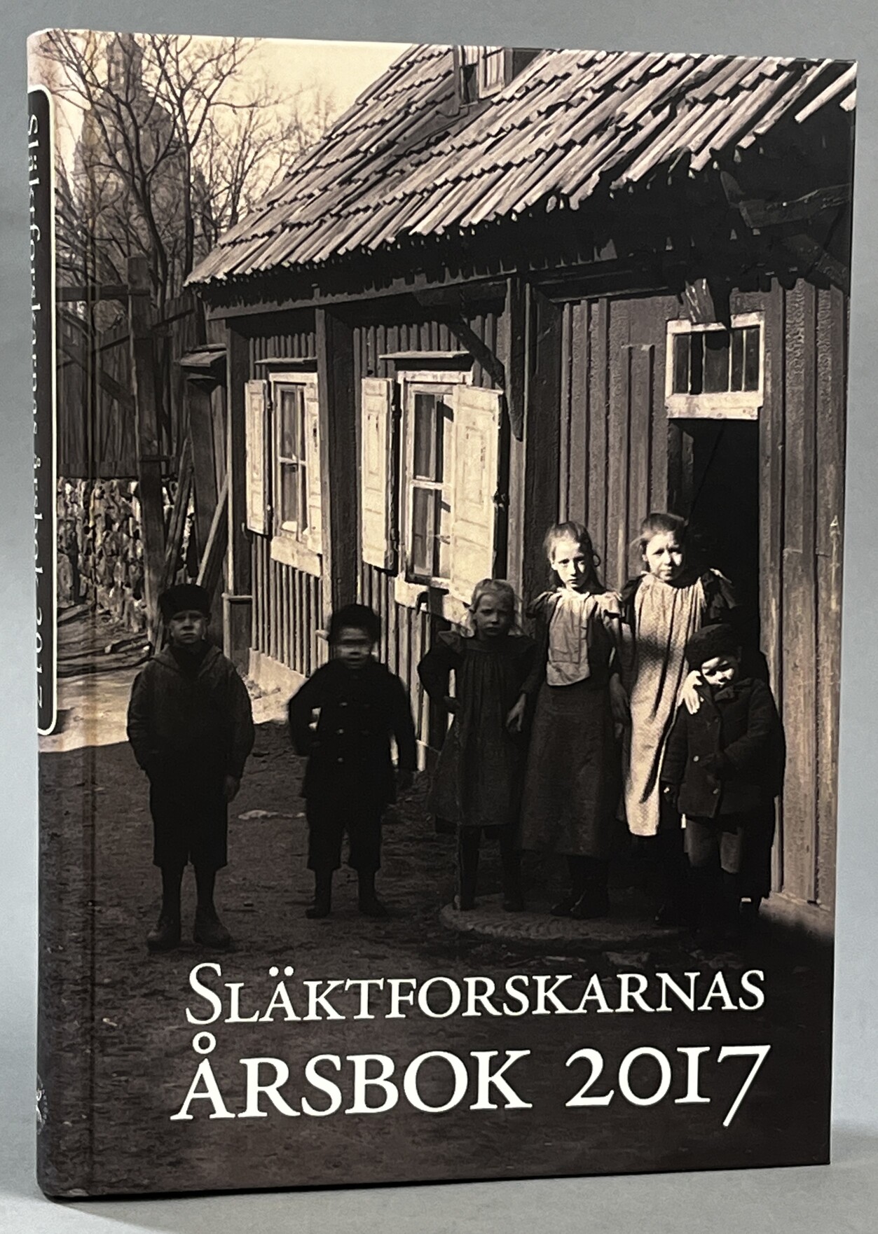 Släktforskarnas årsbok 2017. Utgiven av Sveriges Släktforskarförbund.