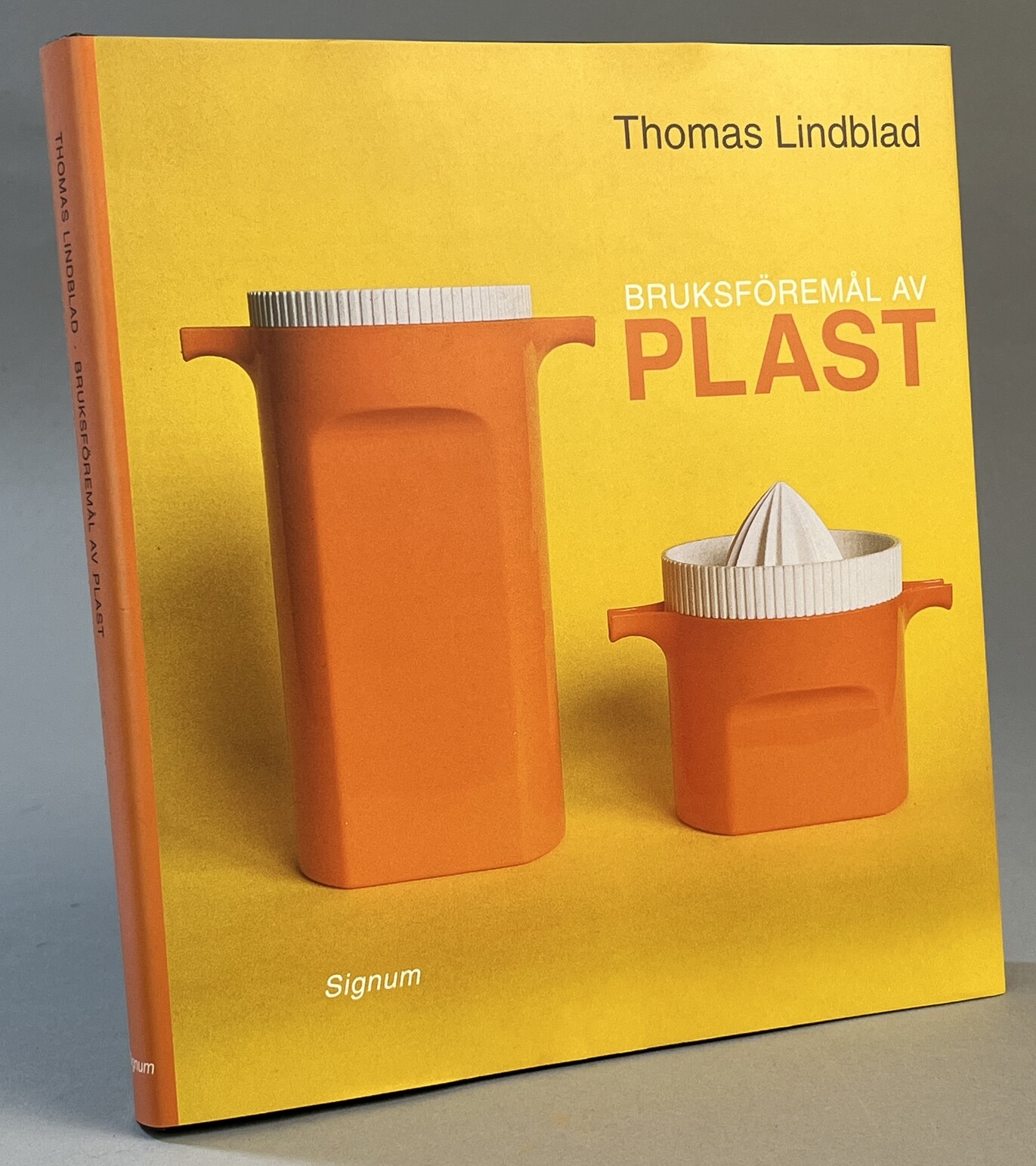 Bruksföremål av plast. Materialen, formgivarna, fabrikerna. [Utg. av] Bokförlaget Signum.