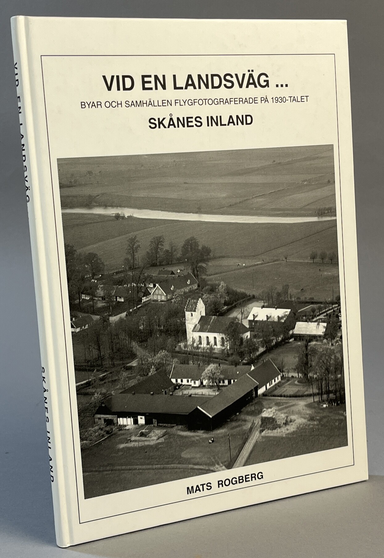 Vid en landsväg ... Byar och samhällen flygfotograferade på 1930-talet. Skånes inland.