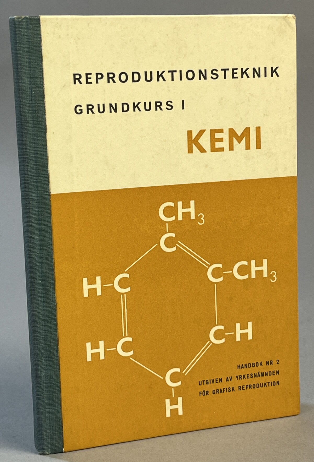 Reproduktionsteknik. Grundkurs i Kemi. Handbok 2.Utgiven av Yrkesnämnden för grafisk reproduktion.