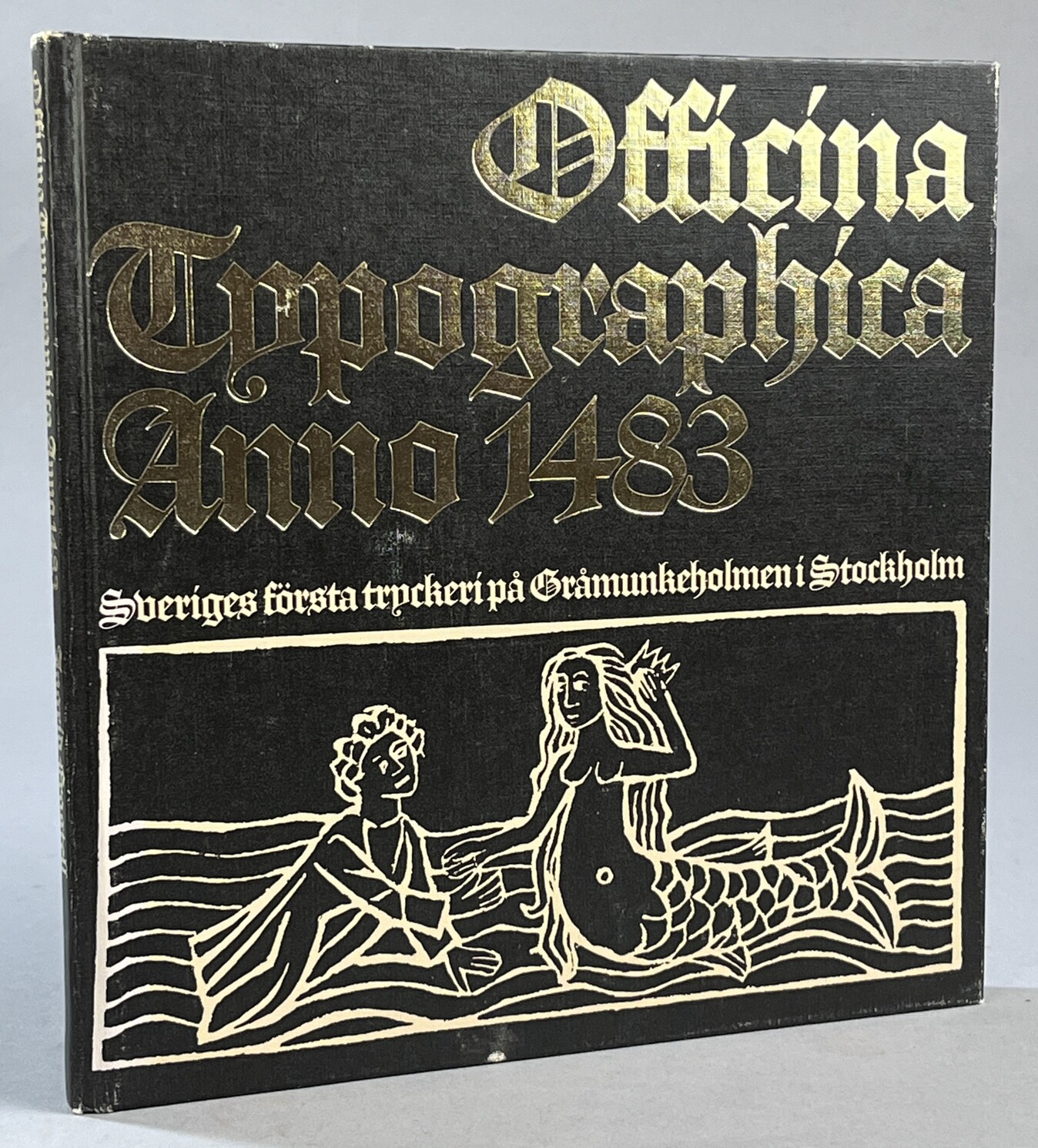 Officina Typographica anno 1483. En jubileumsintervju med Sveriges förste boktryckare. Lärpojke i Johann Snells tryckeri på Gråmunkeholmen. Pappersresan till hansestaden Lübeck. Utgiven jubileumsåret av Svensk Typografi Ekerö.