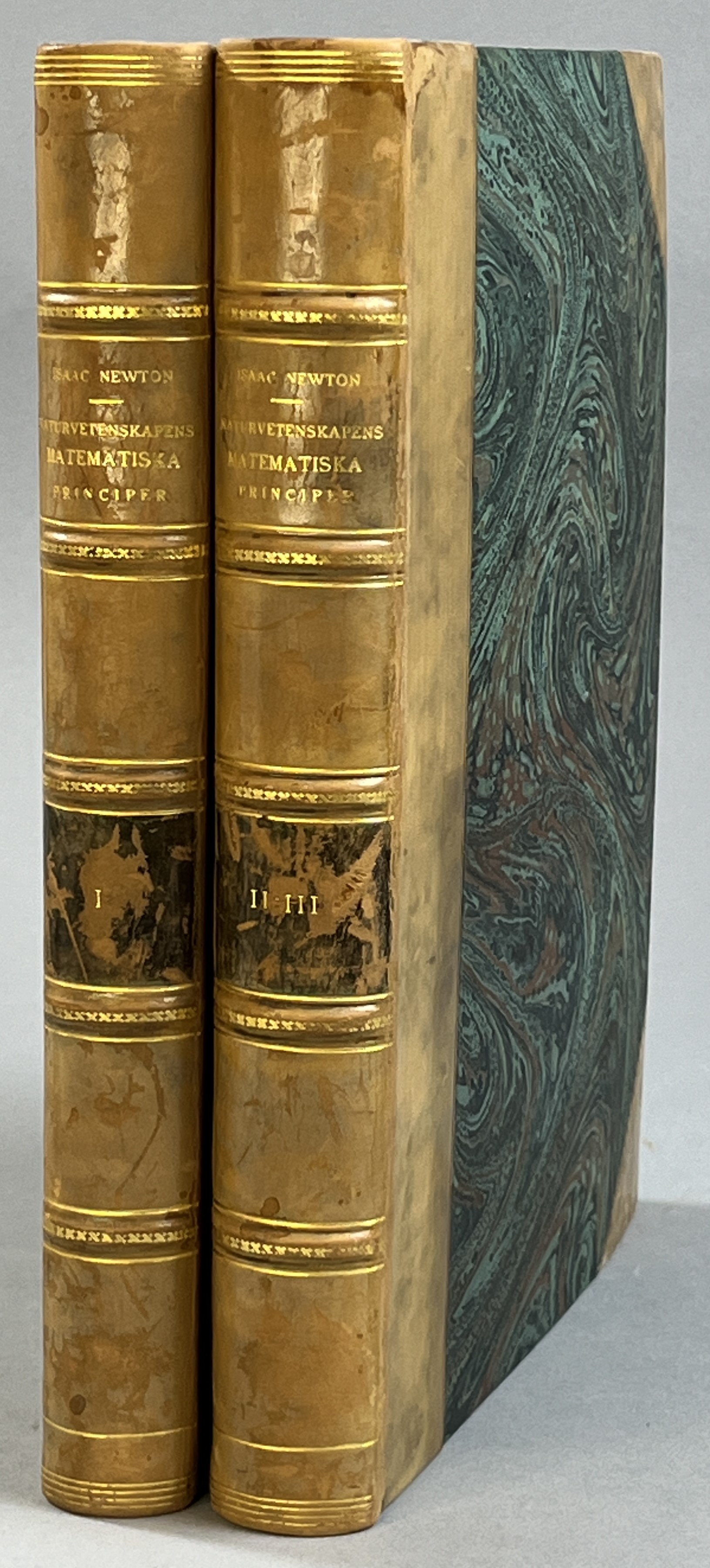 Naturvetenskapens matematiska principer av Isaac Newton. Första boken. Appendix: Analytiska notiser till Newton’s Principia av C.V.L. Charlier. [... Andra boken; ... Tredje boken]. Svensk översättning av C.V.L. Charlier. [Utg. av] C.W.K. Gleerups förlag.