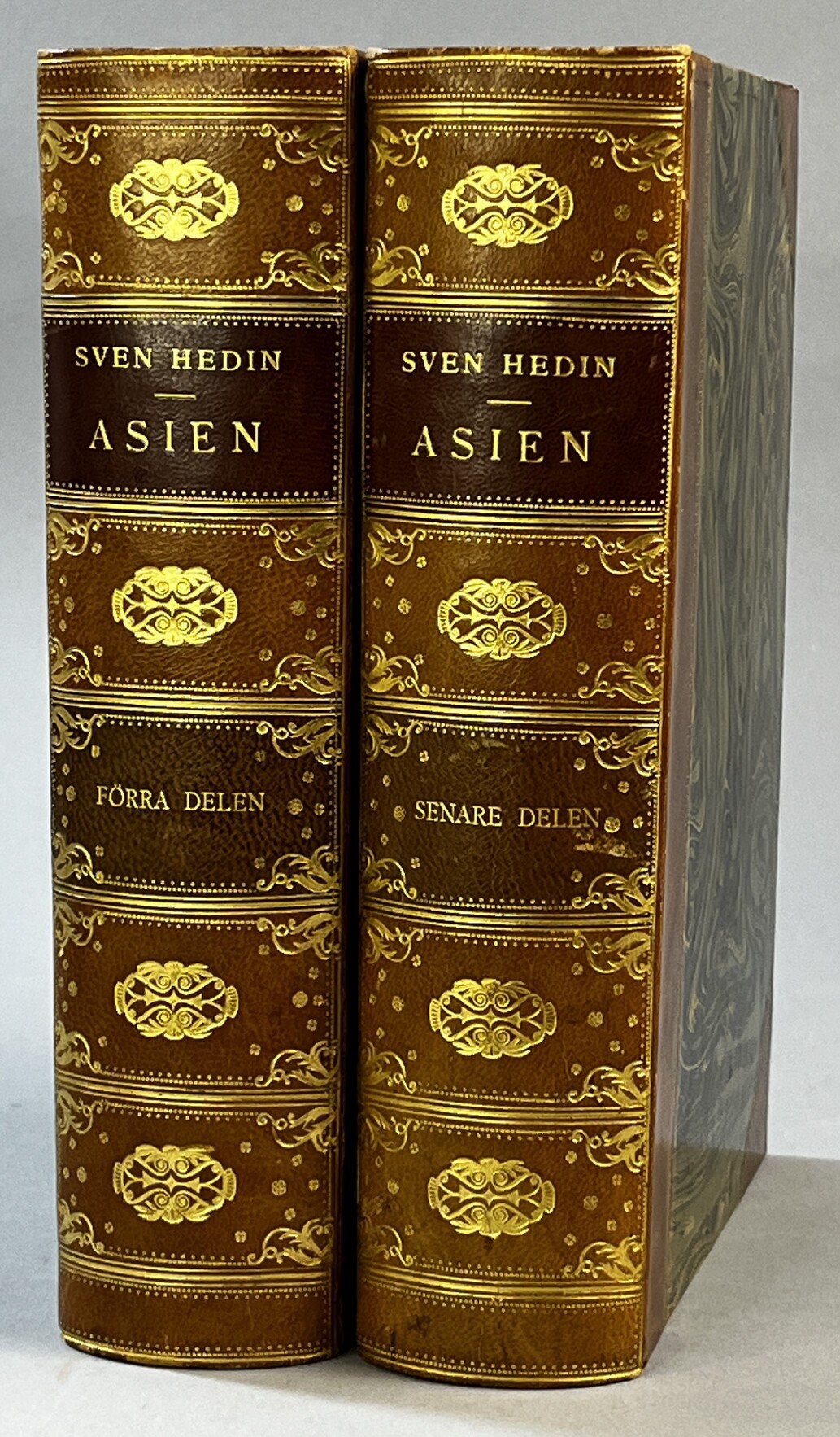 Asien. Tusen mil på okända vägar. Med öfver 400 illustrationer (hvaraf 165 helsidesbilder) samt 4 kartor. Förra delen. [... Senare delen]. [Utg. av] Albert Bonniers Förlag.