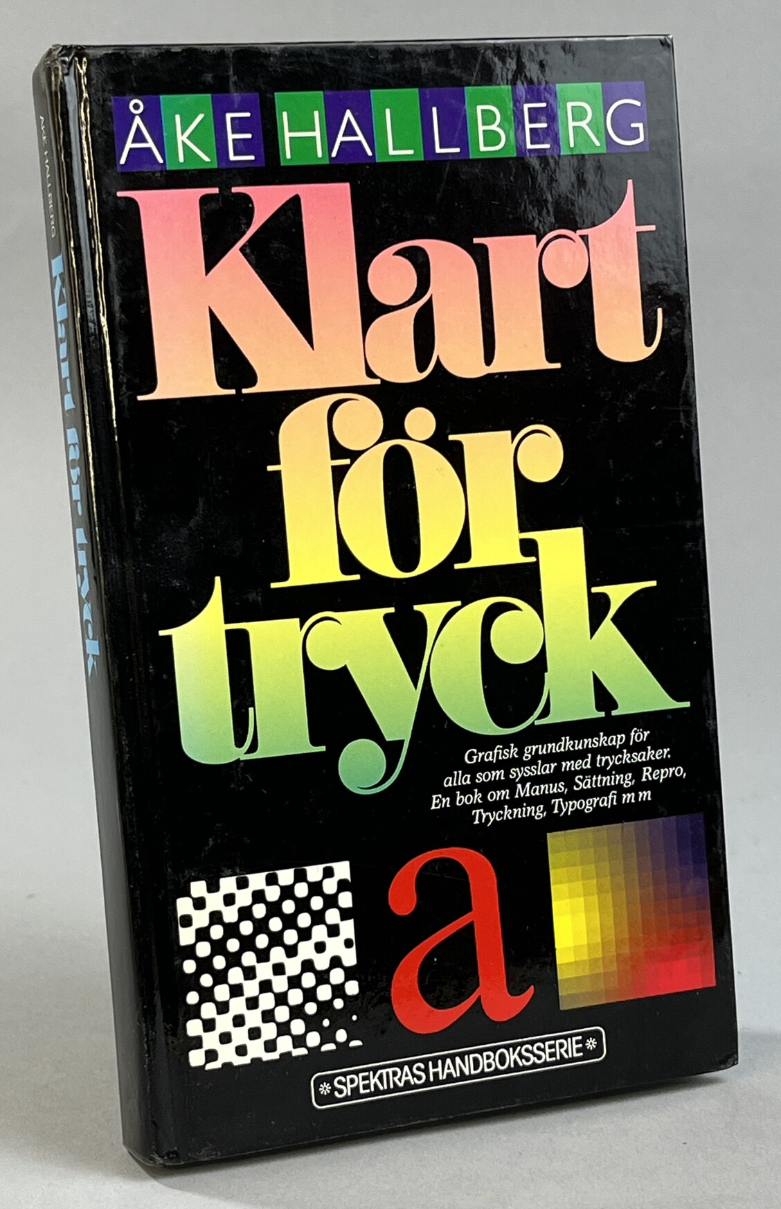 Klart för tryck. Grafisk grundkunskap för alla som sysslar med trycksaker. En bok om manus, sättning, repro, tryckning, typografi m m. [Teckningar: Bo Bergman och Rolf Dahlström. Illustrationer: Regina Richter]. [Utg. av] Bokförlaget Spectra, Halmstad.