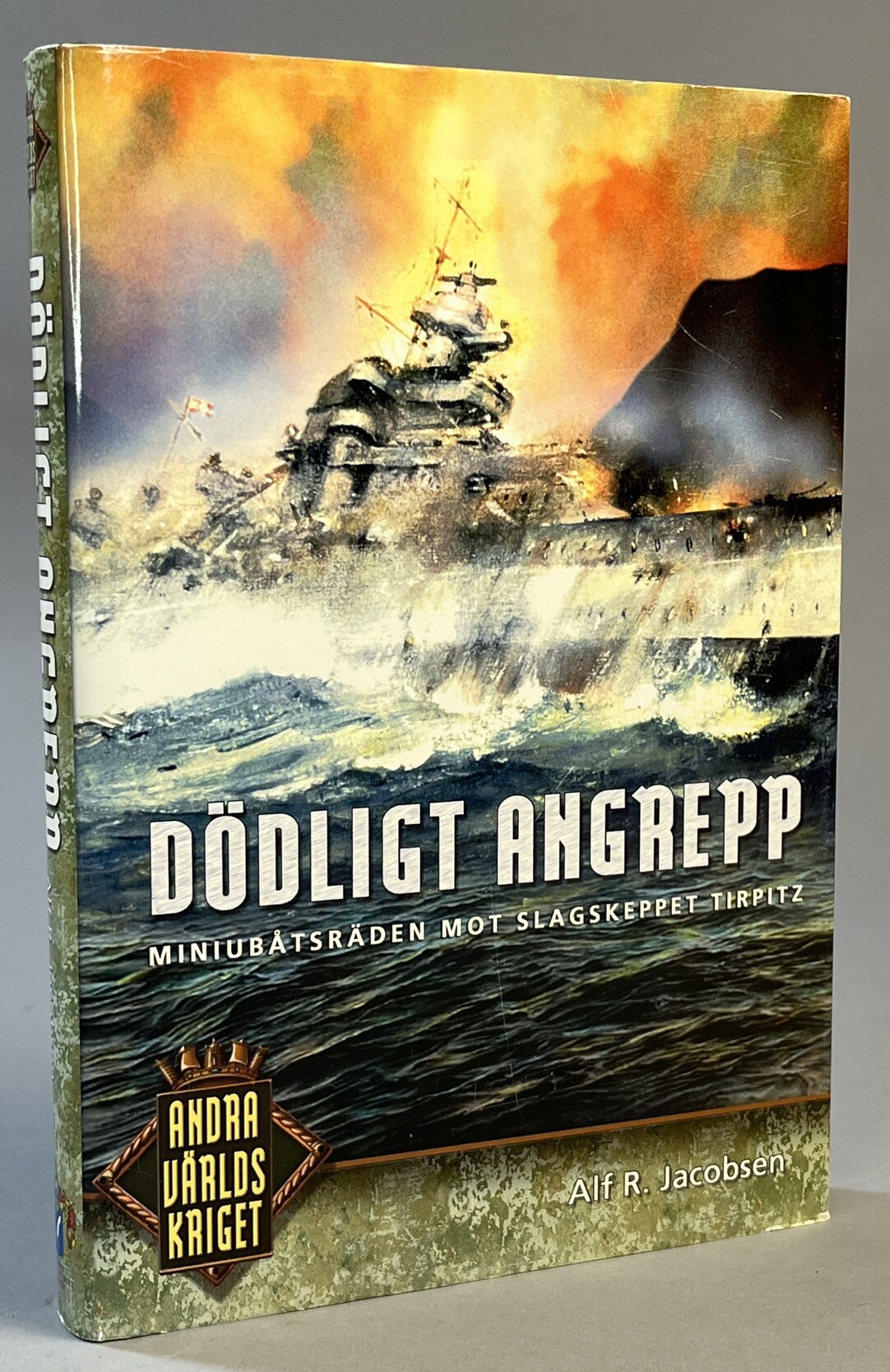Dödligt angrepp. Miniubåträden mot slagskeppet Tirpitz. Översättning av Lars Ahlström. [Utg. av] Natur och Kultur/SMB.
