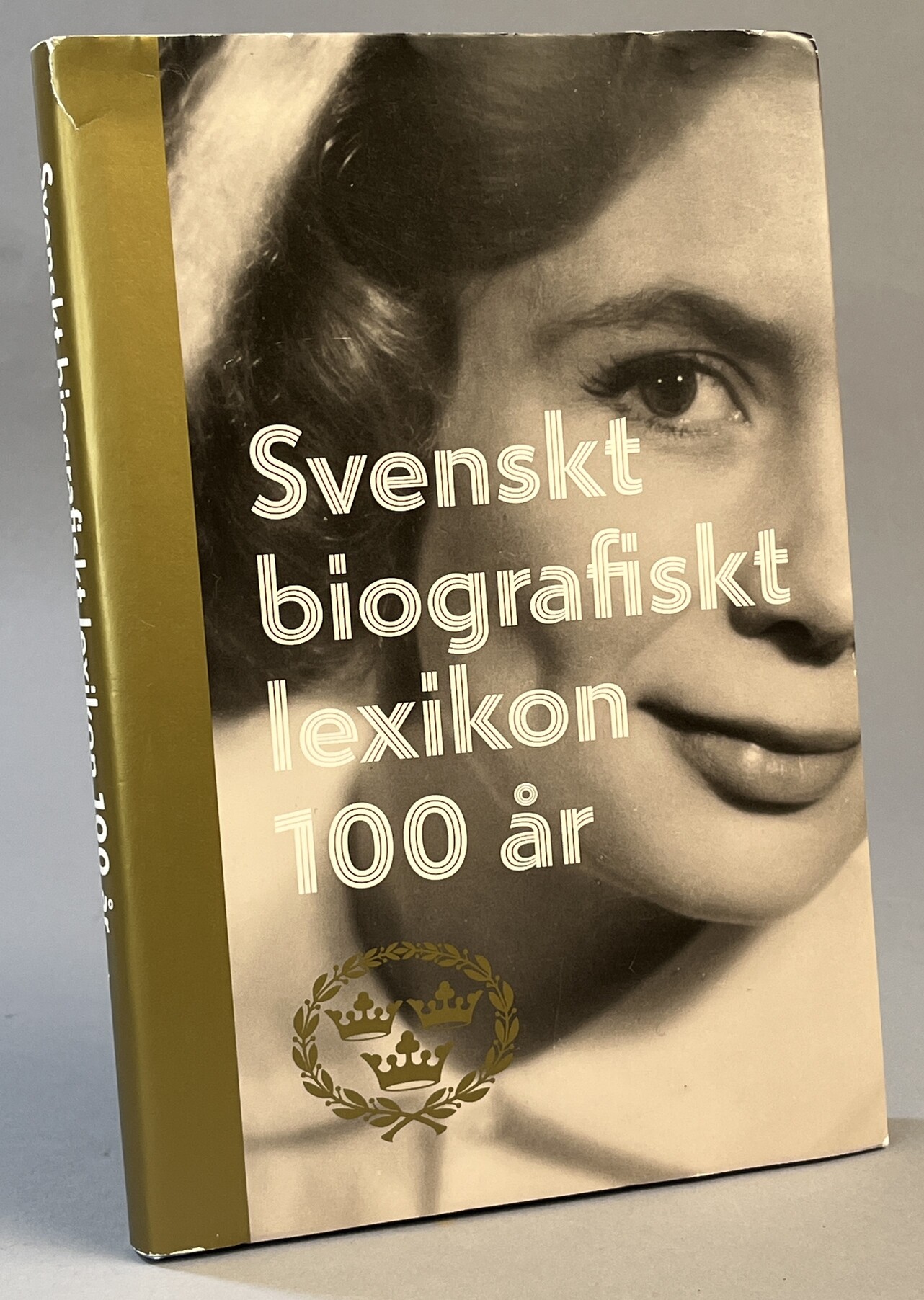 Svenskt biografiskt lexikon 100 år. Redaktionskommitté: Roger Axelsson, Åke Bertenstam, Jakob Christensson, Lena Milton. [Utg. av] Riksarkivet.