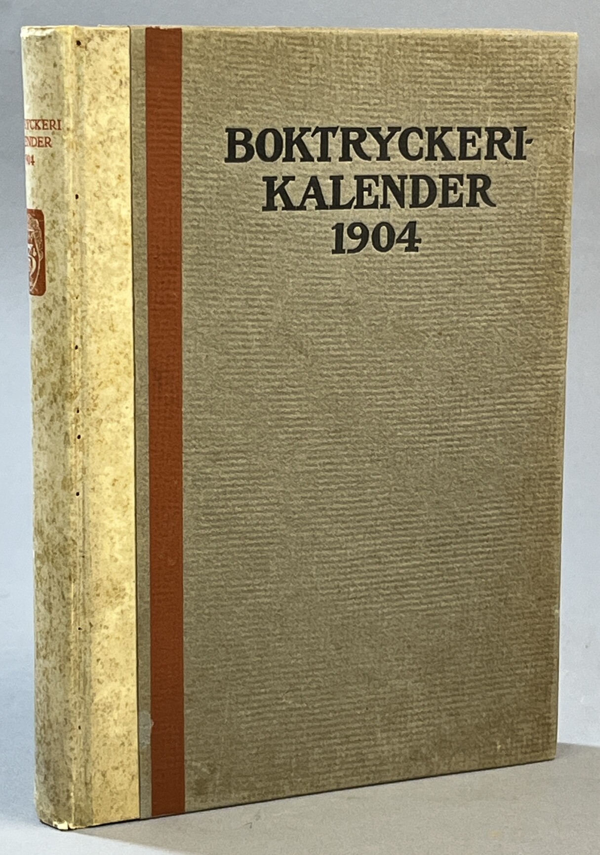 Boktryckeri-kalender 1904. Under medverkan af framstående fackmän utgifven af Wald. Zachrisson. Denna årgång utgifves till förmån för en fackskola för bokindustri i Göteborg. 11:te årgången.