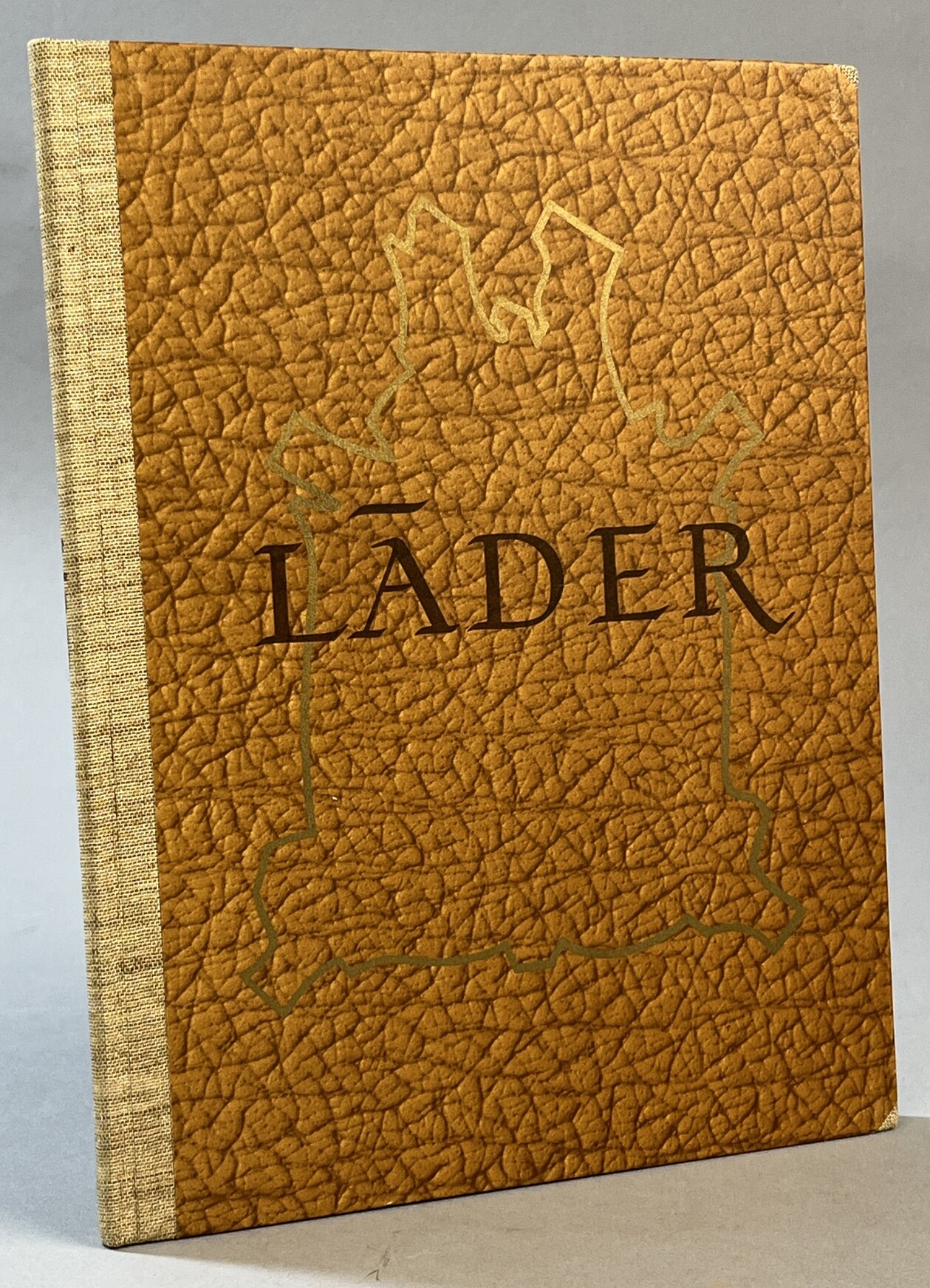 Läder. Kort handbok i läderkunskap med utgångspunkt från verksamheten i ett svenskt garveri. Utgiven av C.J. Lundbergs Läderfabriks A-B, Valdemarsvik.