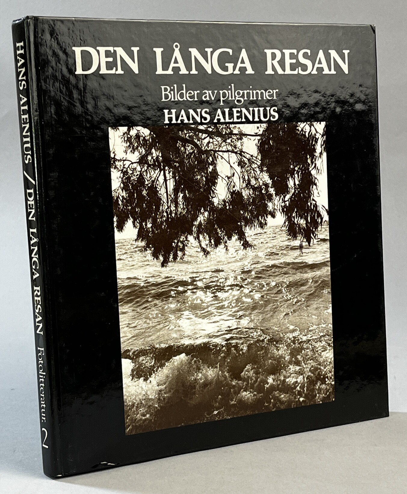 Den långa resan. Bilder av pilgrimer. [Utg. av] Fyra Förläggare AB.