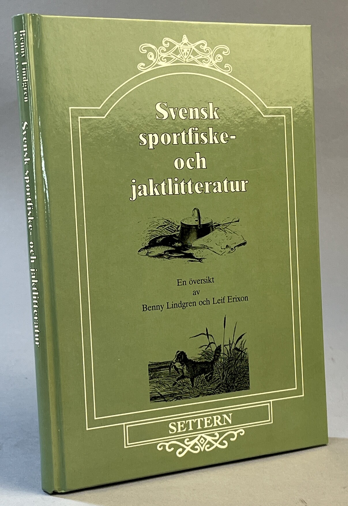 Svensk sportfiske- och jaktlitteratur. En ytlig översikt med vissa utvikningar med vinjetter och rikliga illustrationer ur äldre och yngre böcker som glatt många fiskare och jägare, vid sjö och strand och i skog och mark.