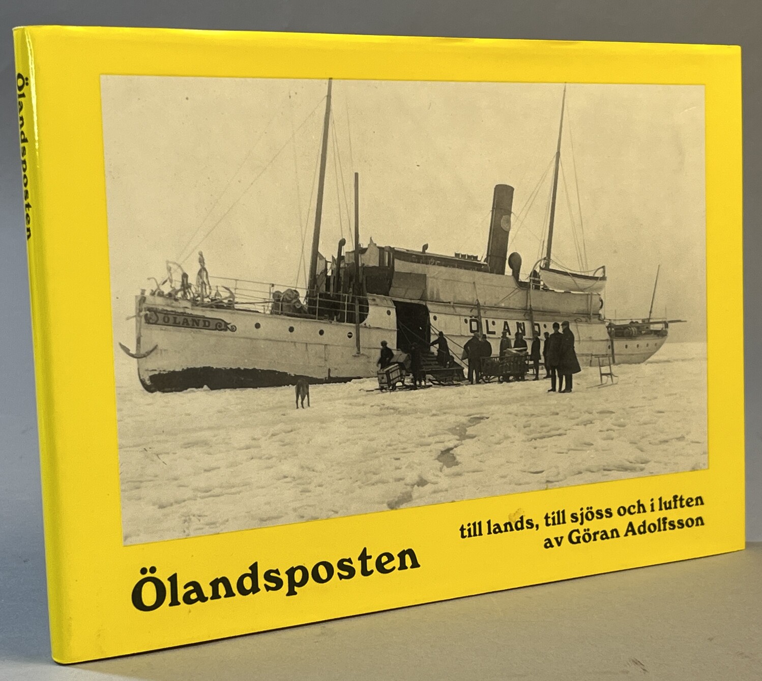 Ölandsposten till lands, till sjöss och i luften. Med teckningar av Olof Söderbäck. [Utg. av Frank Stenvalls förlag].