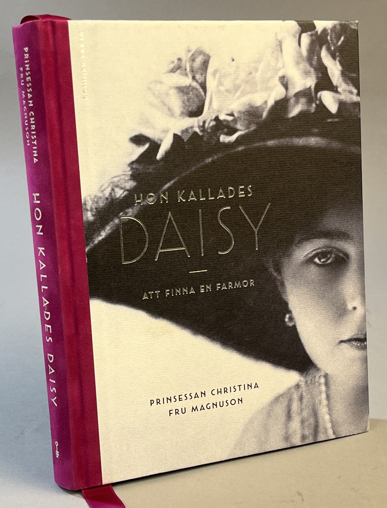 Hon kallades Daisy. Att finna en farmor. Prinsessan Christina fru Magnuson i samarbete med Carl Otto Werkelid. [Utg. av] Bonnier fakta.