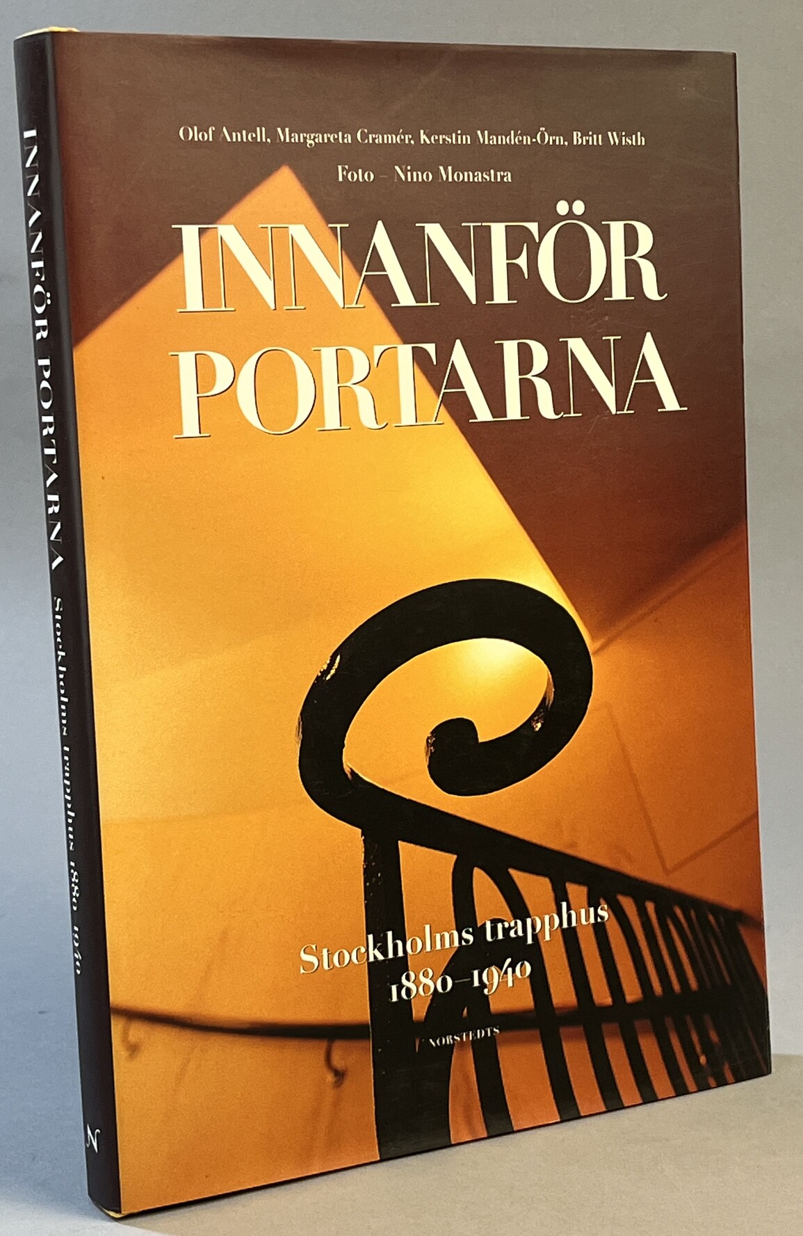 Innanför portarna. Stockholms trapphus 1880-1940. [Utg. av] Norstedts.