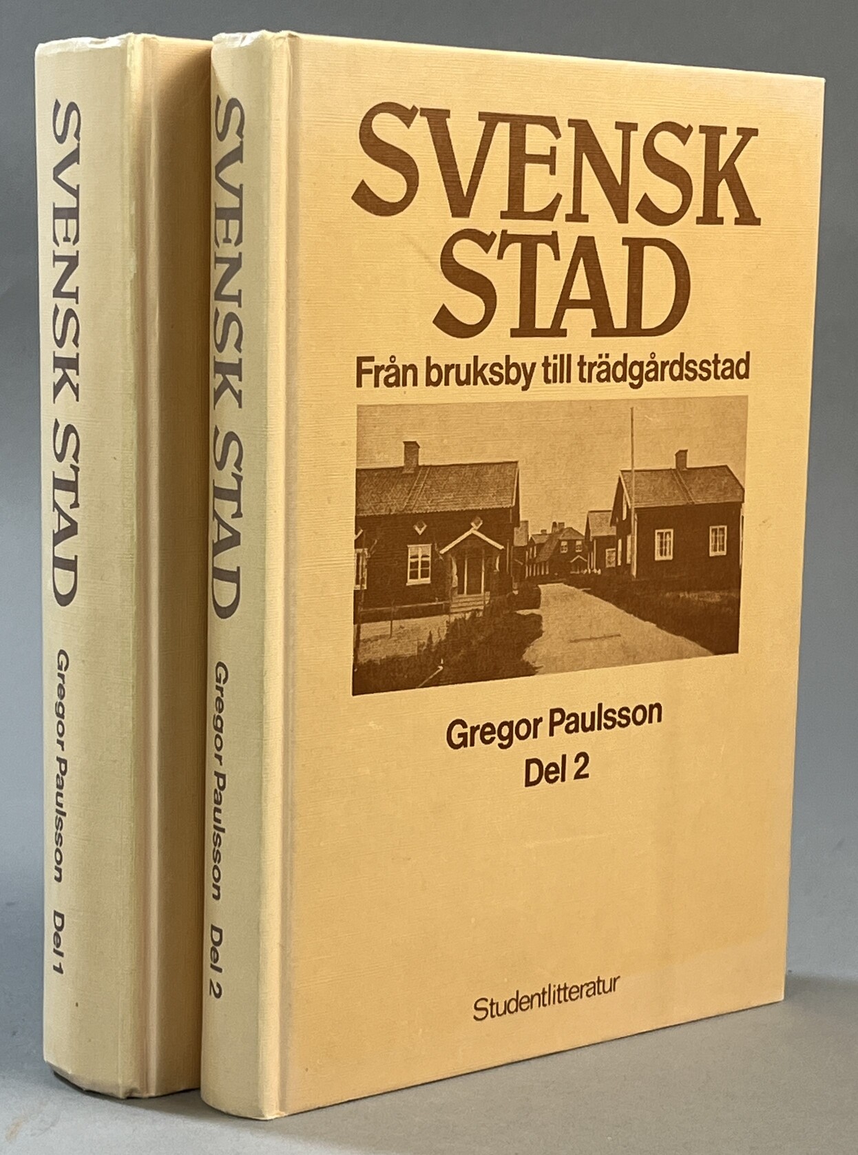 Svensk stad. Del 1. Liv och stil i svenska städer under 1800-talet. [... 2. Från bruksby till trädgårdsstad]. [Utg. av] Studentlitteratur.