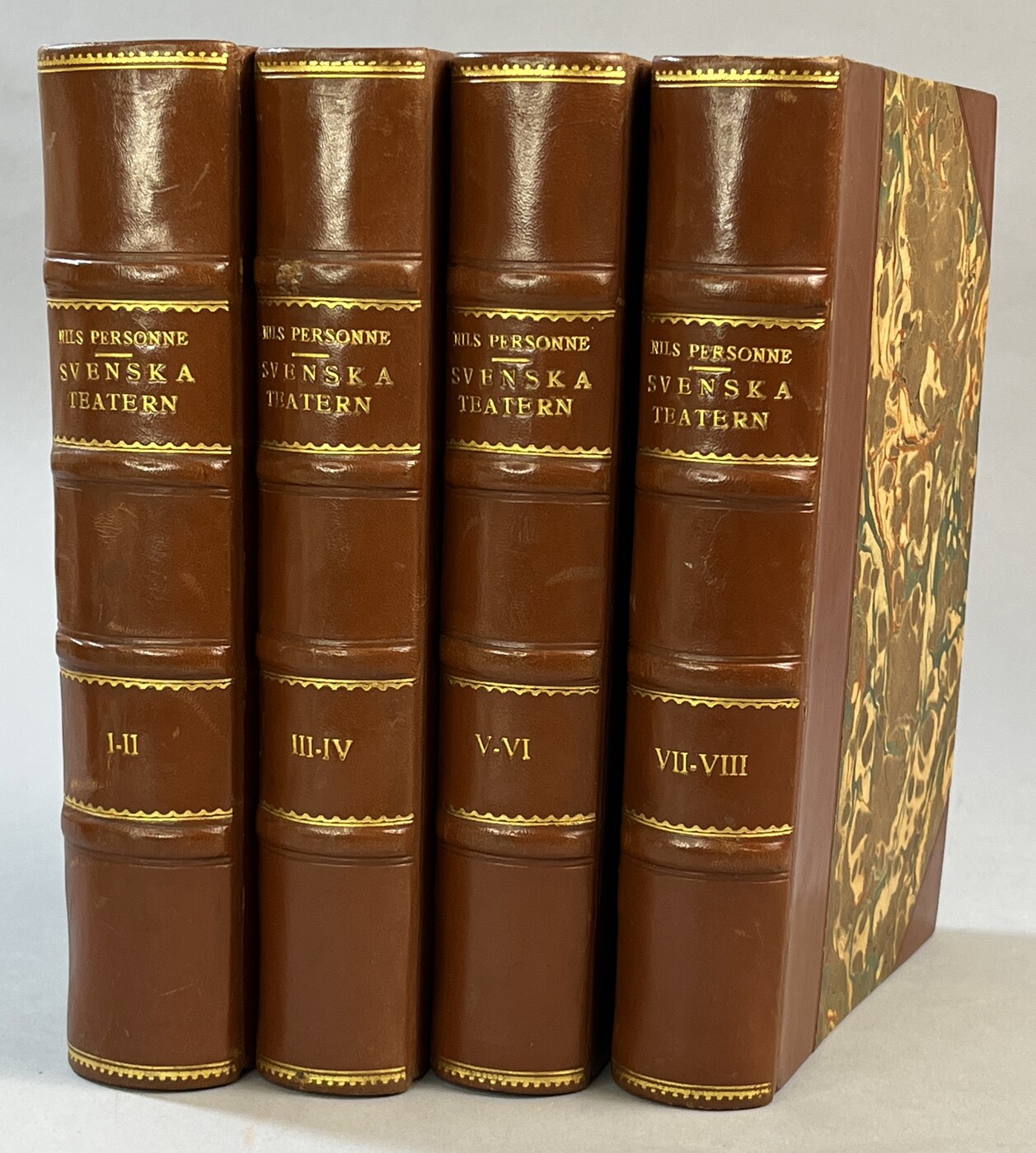 Svenska teatern [1.] Under gustavianska tidehvarfvet jämte en återblick på dess tidigare öden. Några anteckningar af Nils Personne. [... 2. Från Gustaf III:s död till Karl XIV Johans ankomst till Sverige 1792-1810; ... 3. Under Karl Johanstiden 1810-1818; ... 4. Under Karl Johanstiden 1818-1827; ... 5. Under Karl Johanstiden 1827-1832; ... 6. Under Karl Johanstiden 1832-1835; ... 7. Under Karl Johanstiden 1835-1838; ... 8. Under Karl Johanstiden 1838-1842]. [Utg. av] Wahlström & Widstrand.