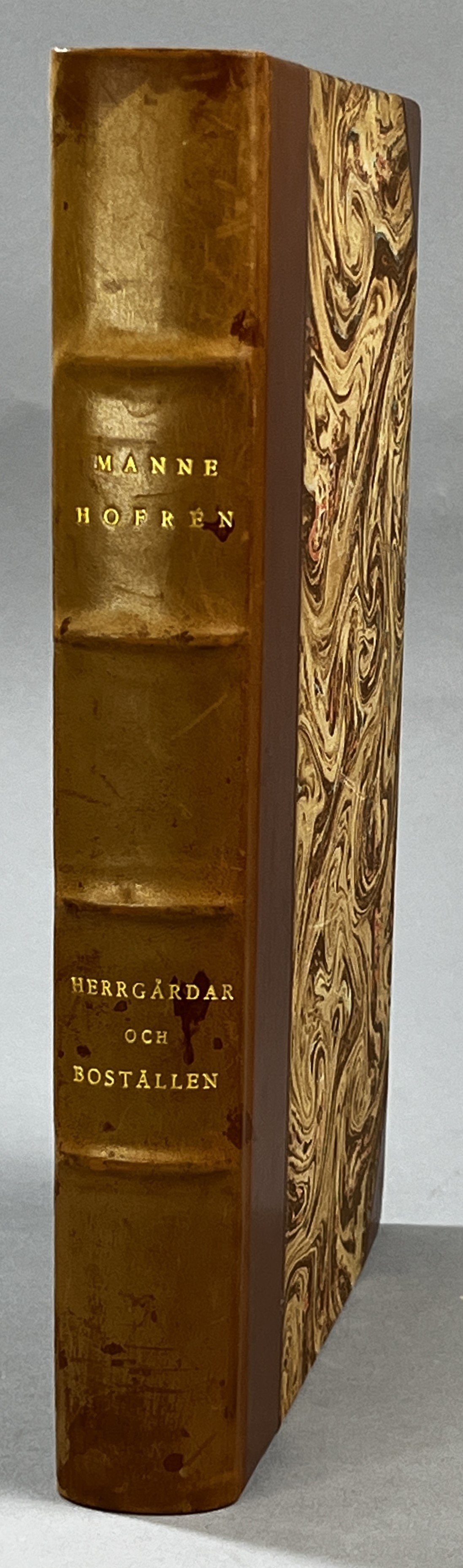 Herrgårdar och boställen. En översikt över byggnadskultur och heminredning å Kalmar läns herrgårdar 1650-1850. [Utg. av] Nordiska Museet.