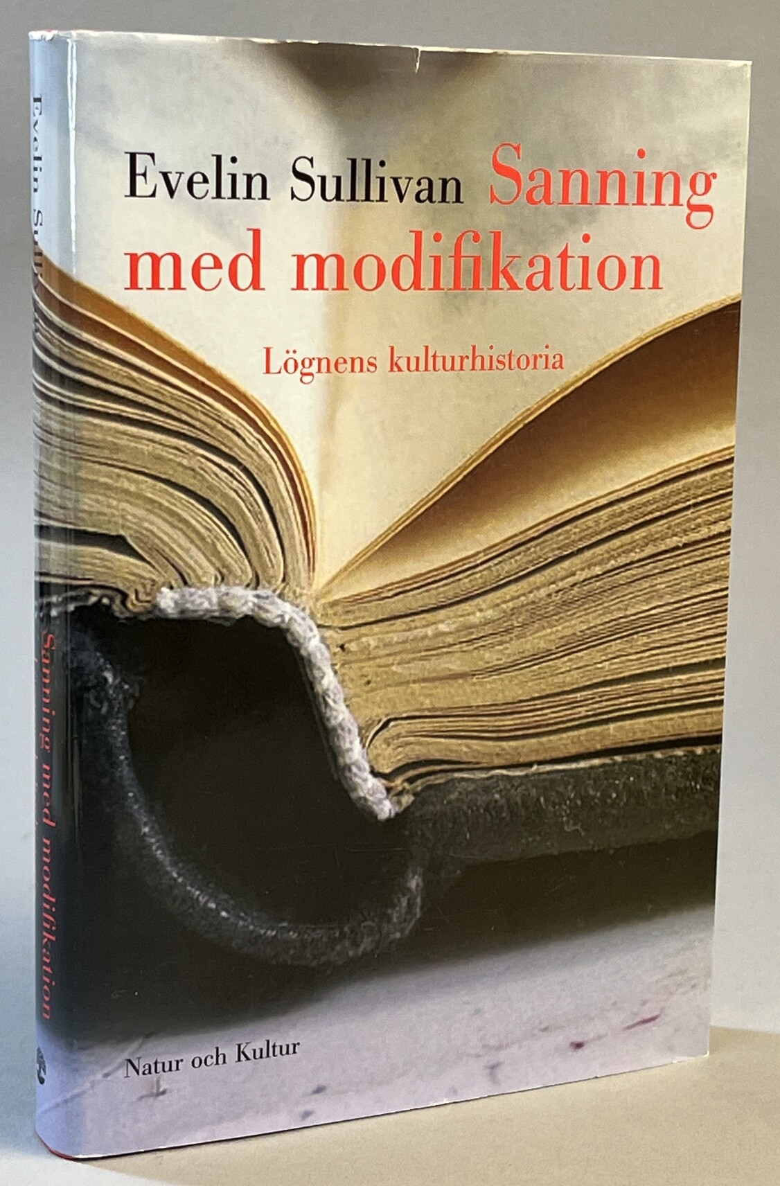 Sanning med modifikation. Lögnens kulturhistoria. Översättning av Gun Zetterström. [Utg. av] Natur och Kultur.
