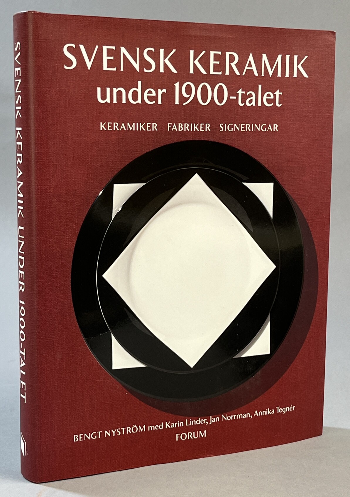 Svensk keramik under 1900-talet. En uppslagsbok om keramiker, fabriker och signeringar. Medförfattare Karin Linder, Jan Norrman & Annika Tegnér. [Utg. av] Forum.