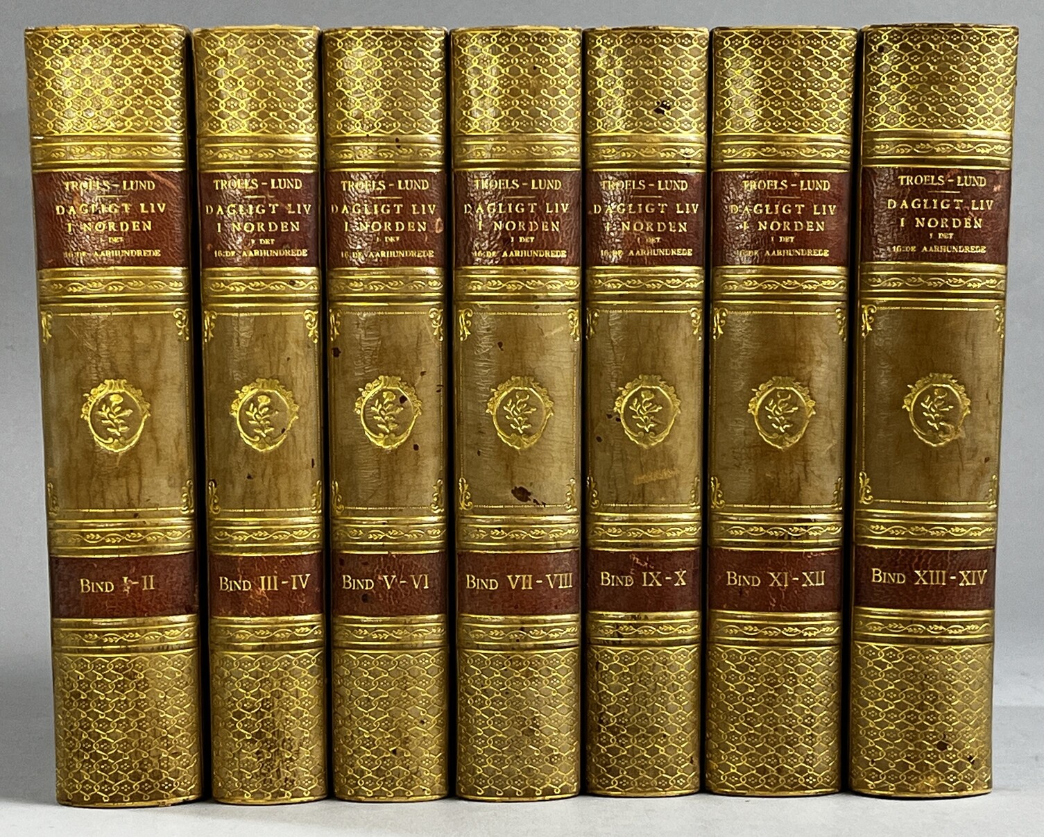 Dagligt liv i Norden. I det sekstende aarhundrede. Bind I-XIV. Illustreret udgave. [Utg. av] Gyldendalske boghandel/Nordisk forlag.