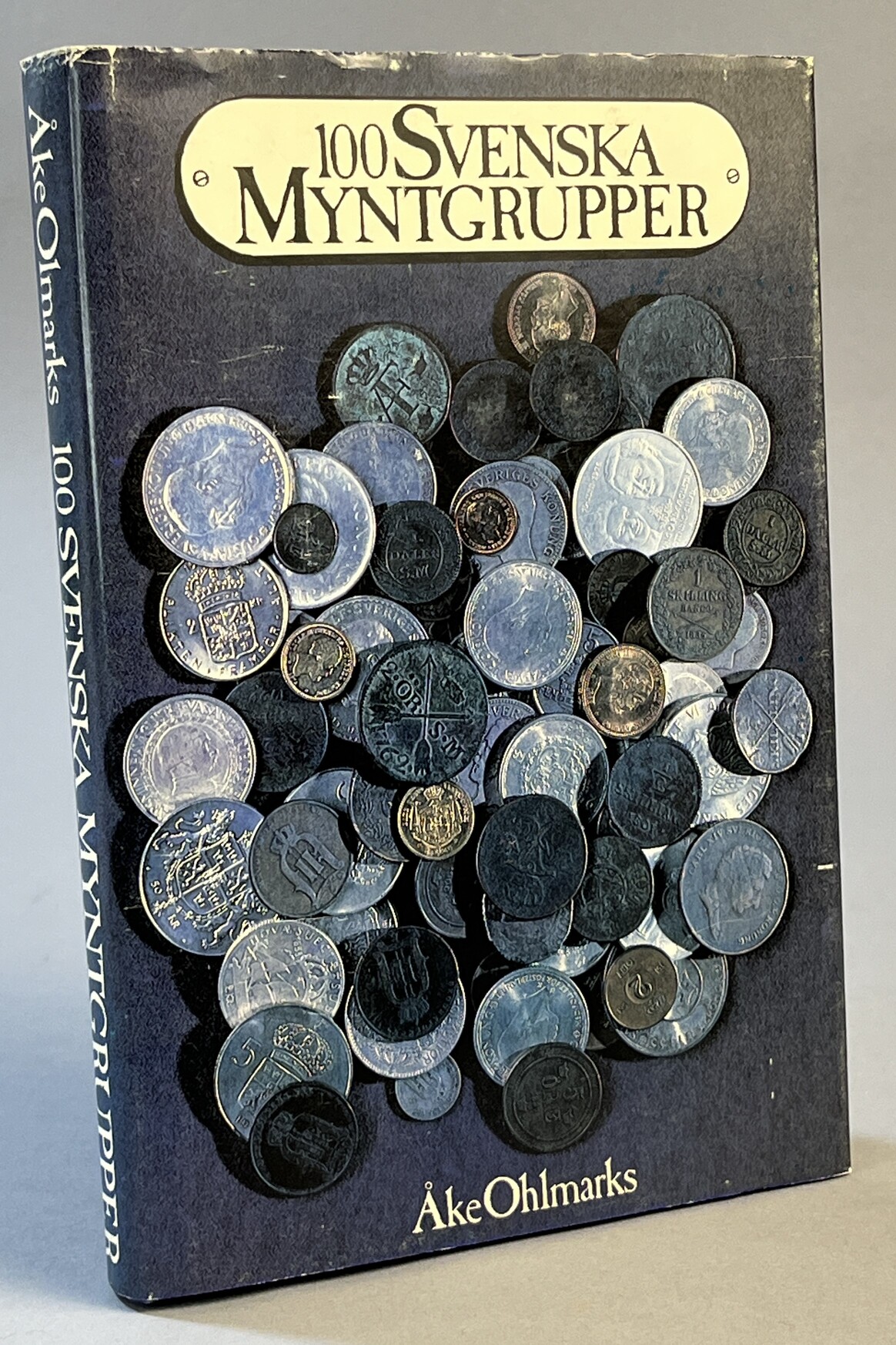 100 svenska myntgrupper på hundra uppslag och med ca 700 åt- och frånsidesbilder av mynt och skådemynt under tusen år sammanställda och kommenterade av Åke Ohlmarks. [Utg. av] Bokförlaget Plus.