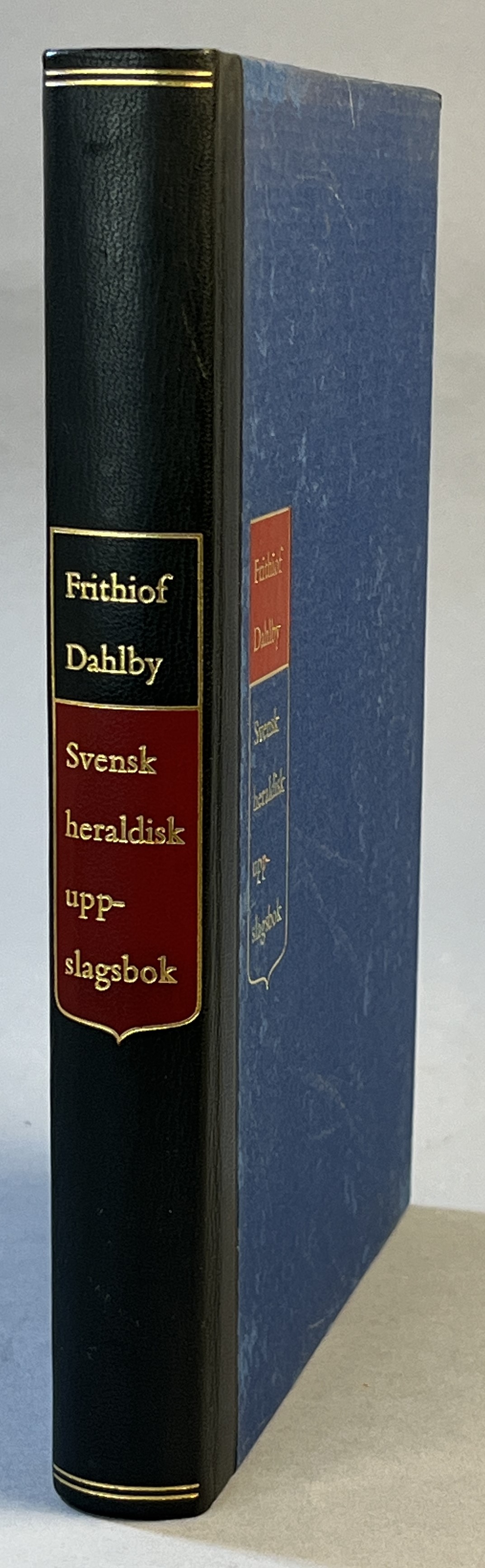 Svensk heraldisk uppslagsbok. Lexikon över svenska sköldemärken tillhörande samtliga på riddarhuset introducerade ätter samt icke introducerade ätter. Förord av statsheraldikern C.G.U. Scheffer. [Illustrationer av Curt Blixt och författaren].