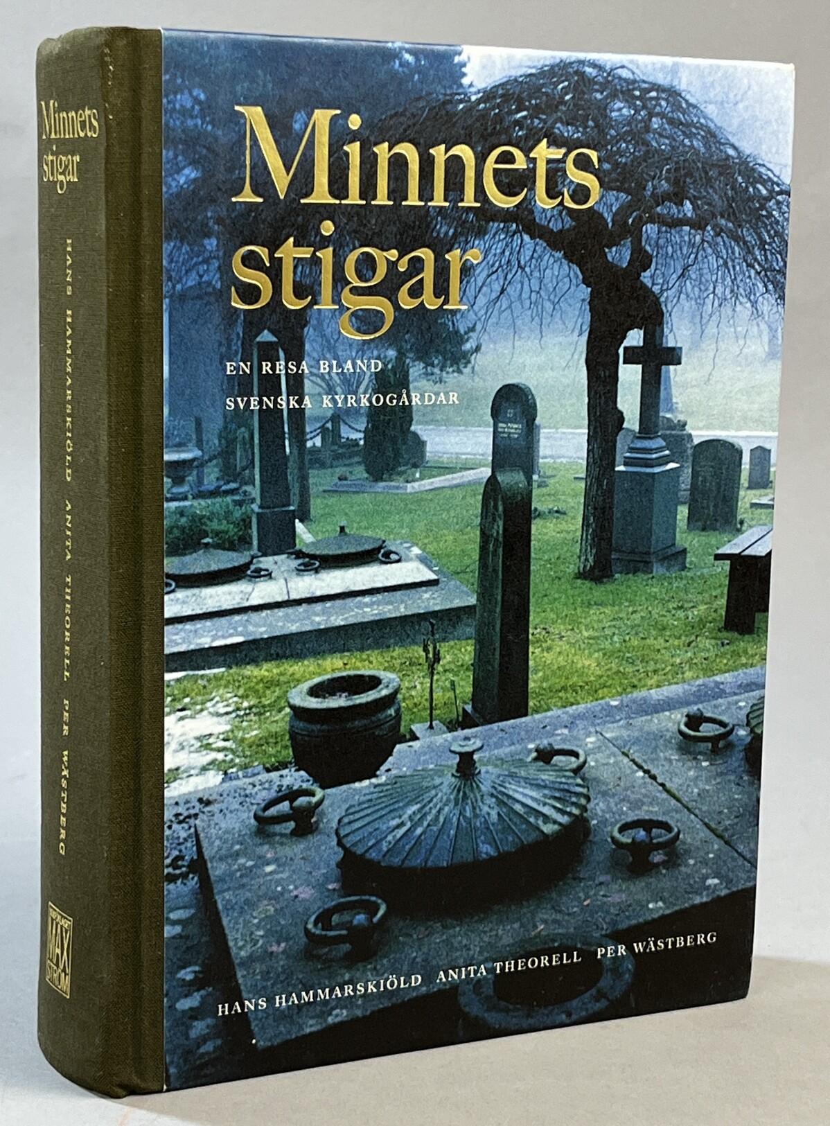Minnets stigar. En resa bland svenska kyrkogårdar. Foto: Hans Hammarskiöld. [Utg. av] Bokförlaget Max Ström.
