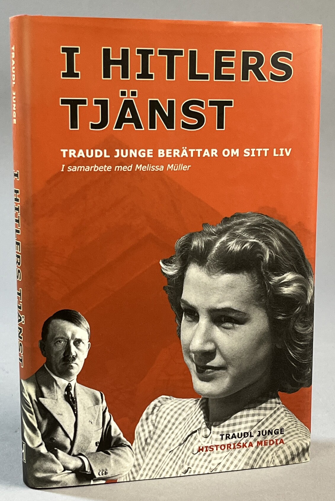 I Hitlers tjänst. Traudl Junge berättar om sitt liv. Under medverkan av Melissa Müller. Översättning: Annika Gegenheimer. [Utg. av] Historiska Media.