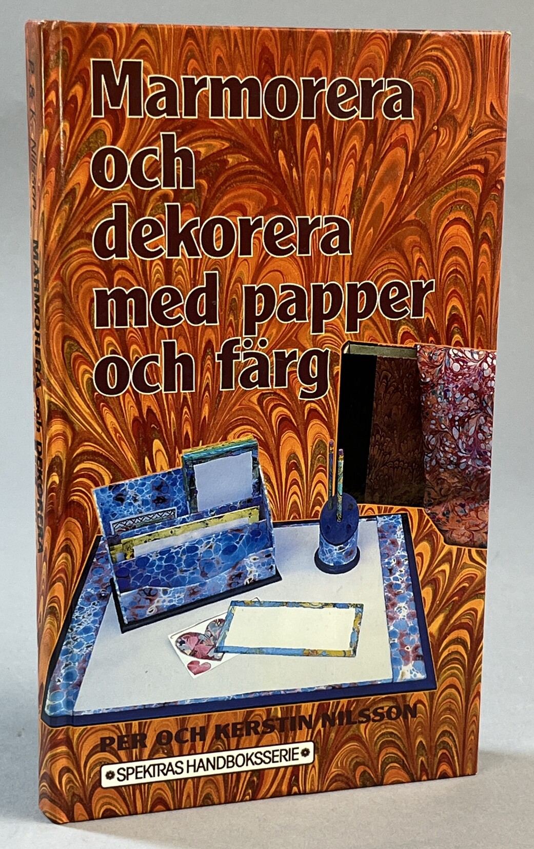 Marmorera och dekorera med papper och färg. [Utg. av] Bokförlaget Spektra.