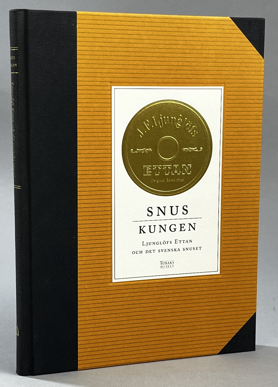 Snuskungen. Ljunglöfs Ettan och det svenska snuset. [Utg. av] Tobaksmuseet.