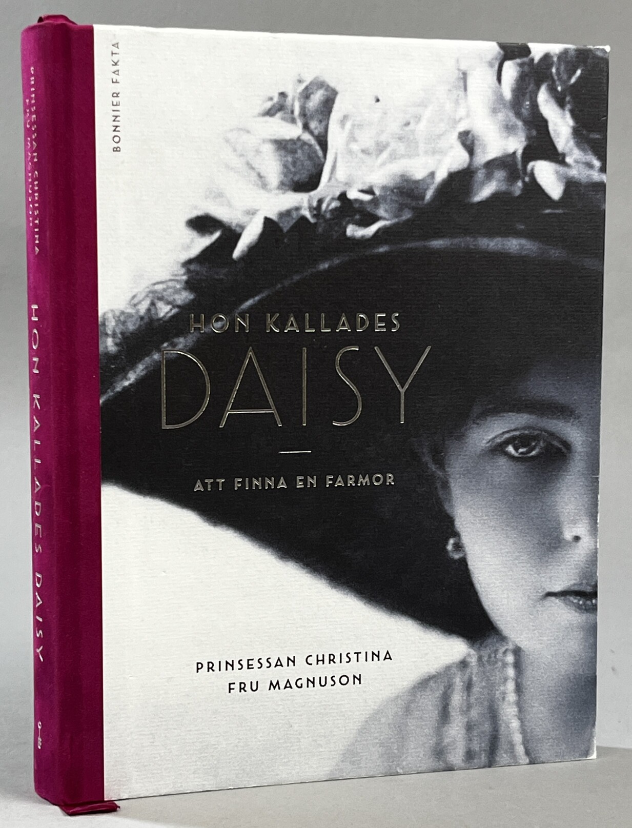 Hon kallades Daisy. Att finna en farmor. Prinsessan Christina fru Magnuson i samarbete med Carl Otto Werkelid. [Utg. av] Bonnier fakta.