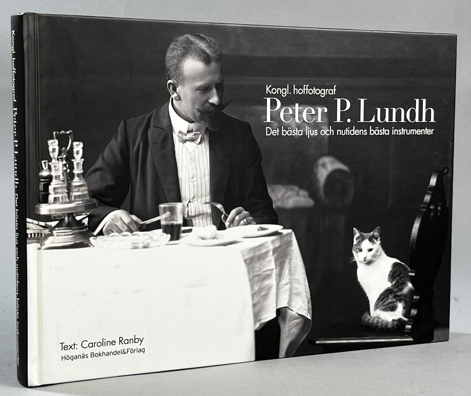 Kongl. hoffotograf Peter P. Lundh. Det bästa ljus och nutidens bästa instrumenter. [Utg. av] Höganäs museum & Höganäs Bokhandel & Förlag.