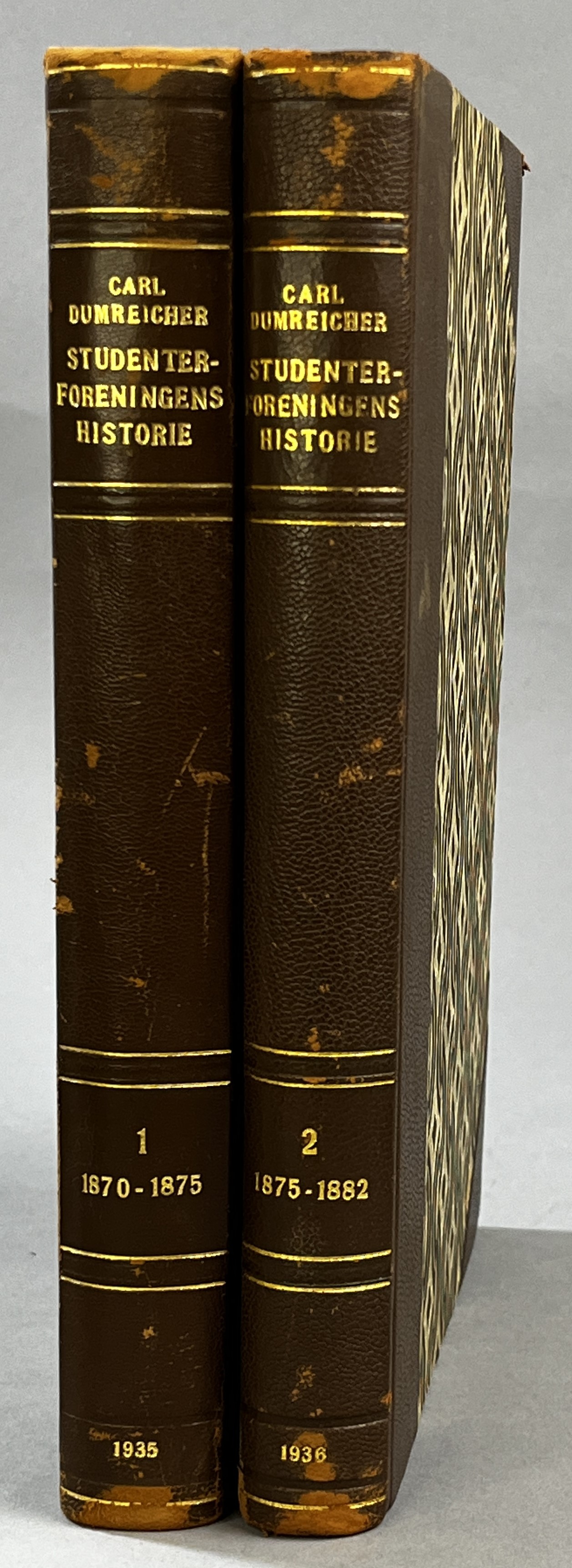 Studenterforeningens [i Köbenhavn] Historie 1870-1920. I. Bind, 1870-1875. [... 2. Bind. 1875-1882]. [Utg. av] Nyt Nordisk forlag.