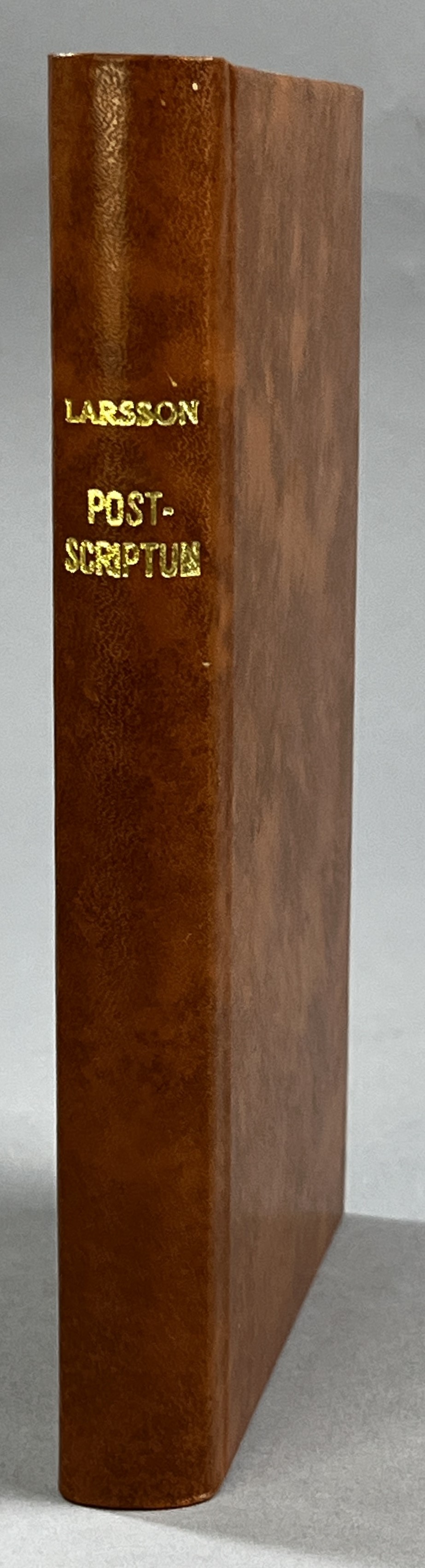 Postscriptum. Efterlämnade uppsatser och fragment. Utgivna av Johanna Hans-Larsson och Ivar Harrie [genom] Bonniers.